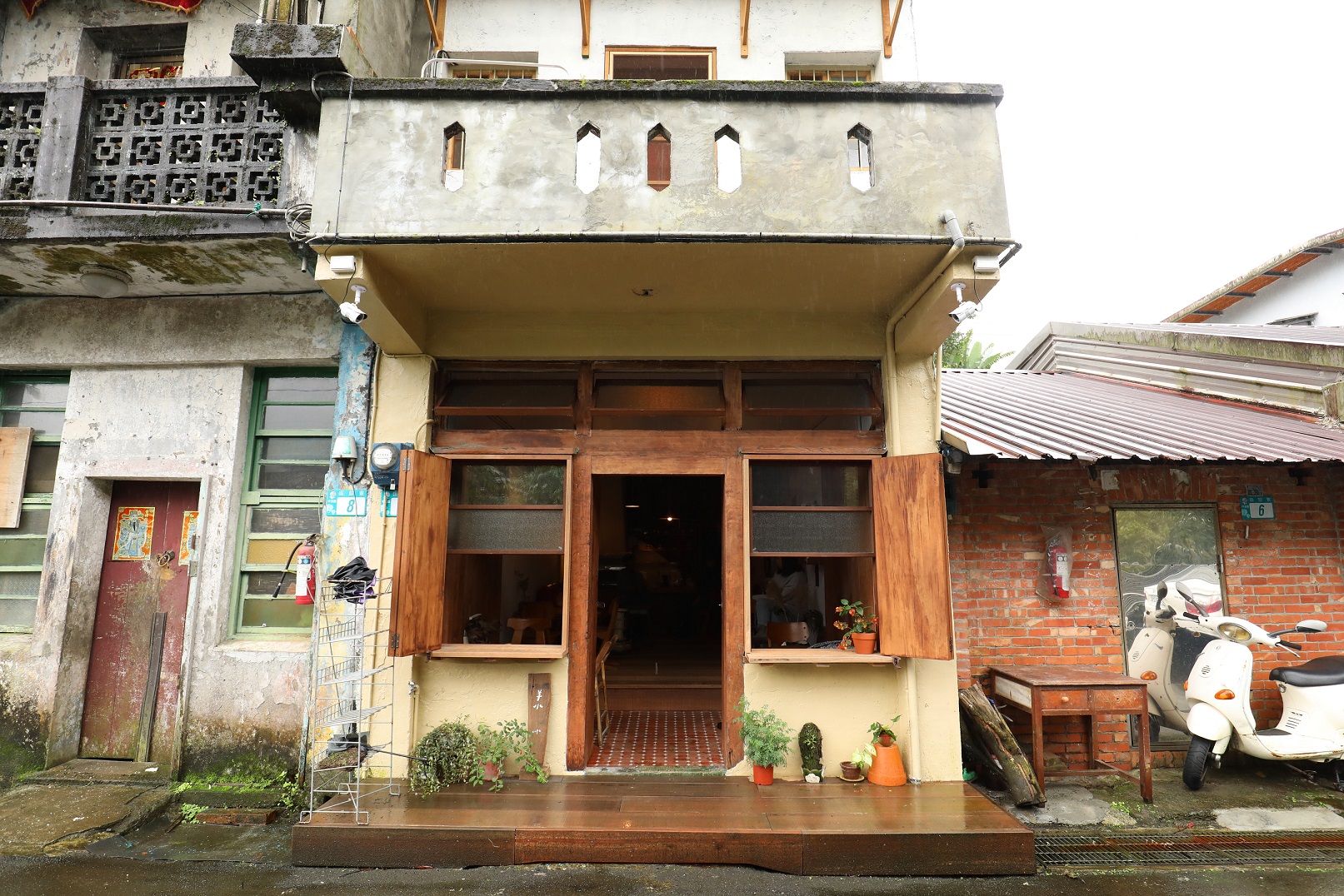 「羊水」幾乎融入周圍屋子，卻又有獨立的特殊感。