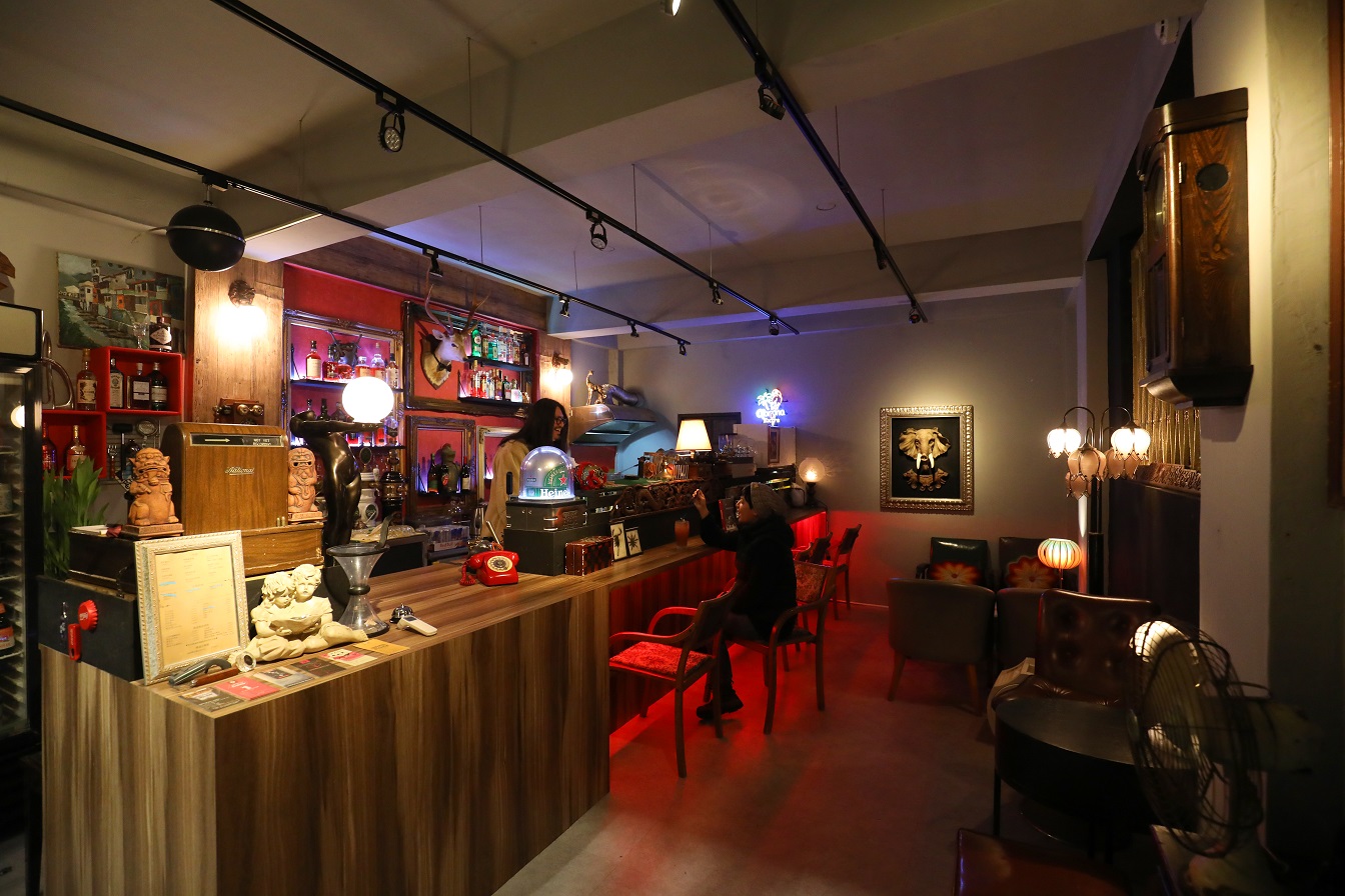 客人可以坐在吧檯前，聽阿岳聊他的收藏。