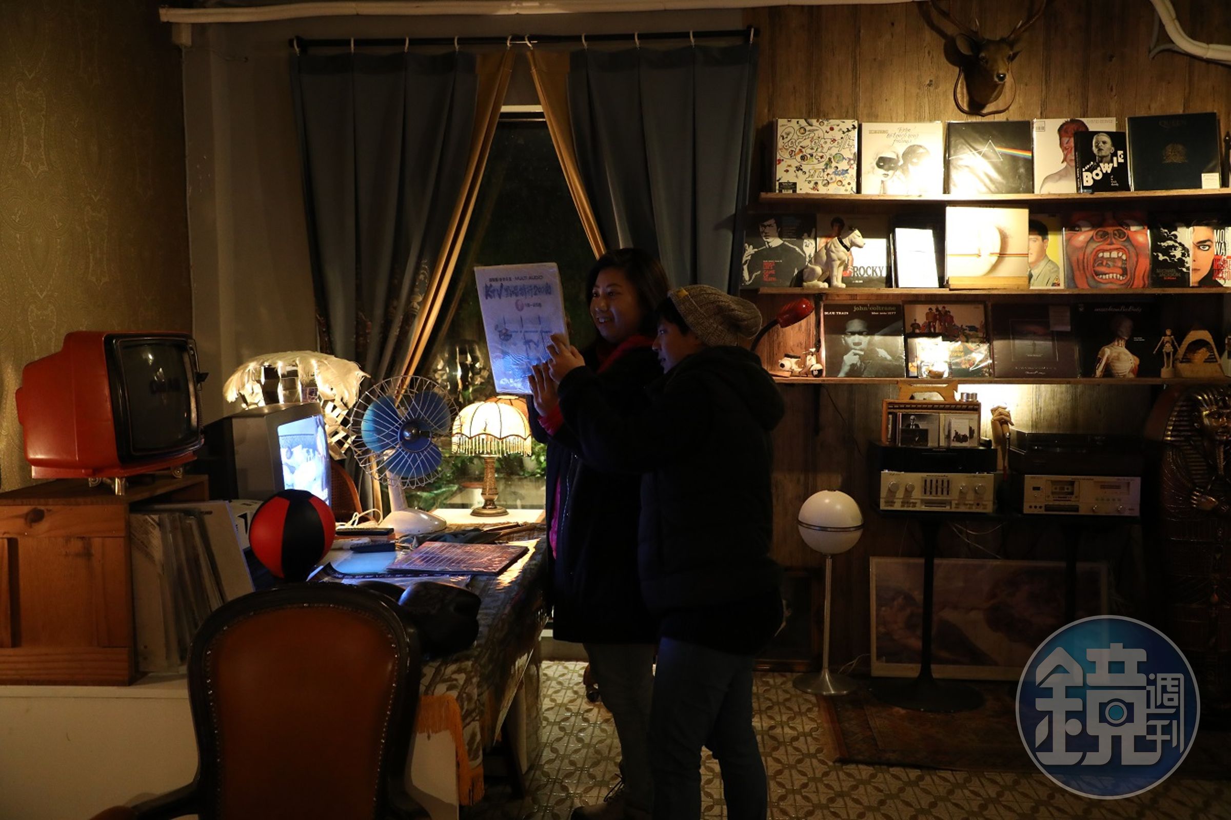 不害羞的話，拿店內的麥克風就可以高歌一曲。