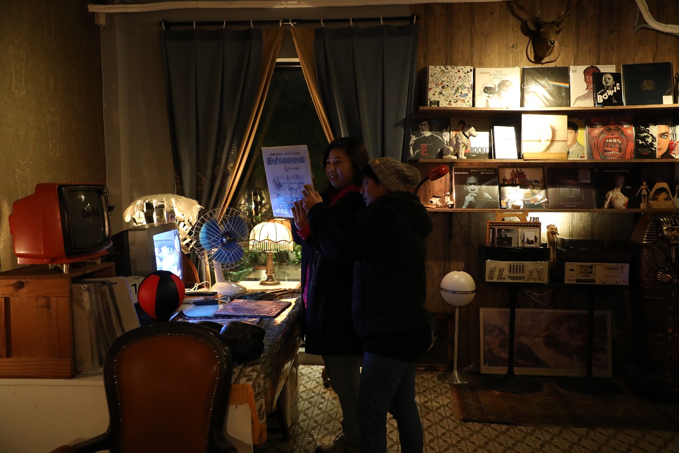 不害羞的話，拿店內的麥克風就可以高歌一曲。