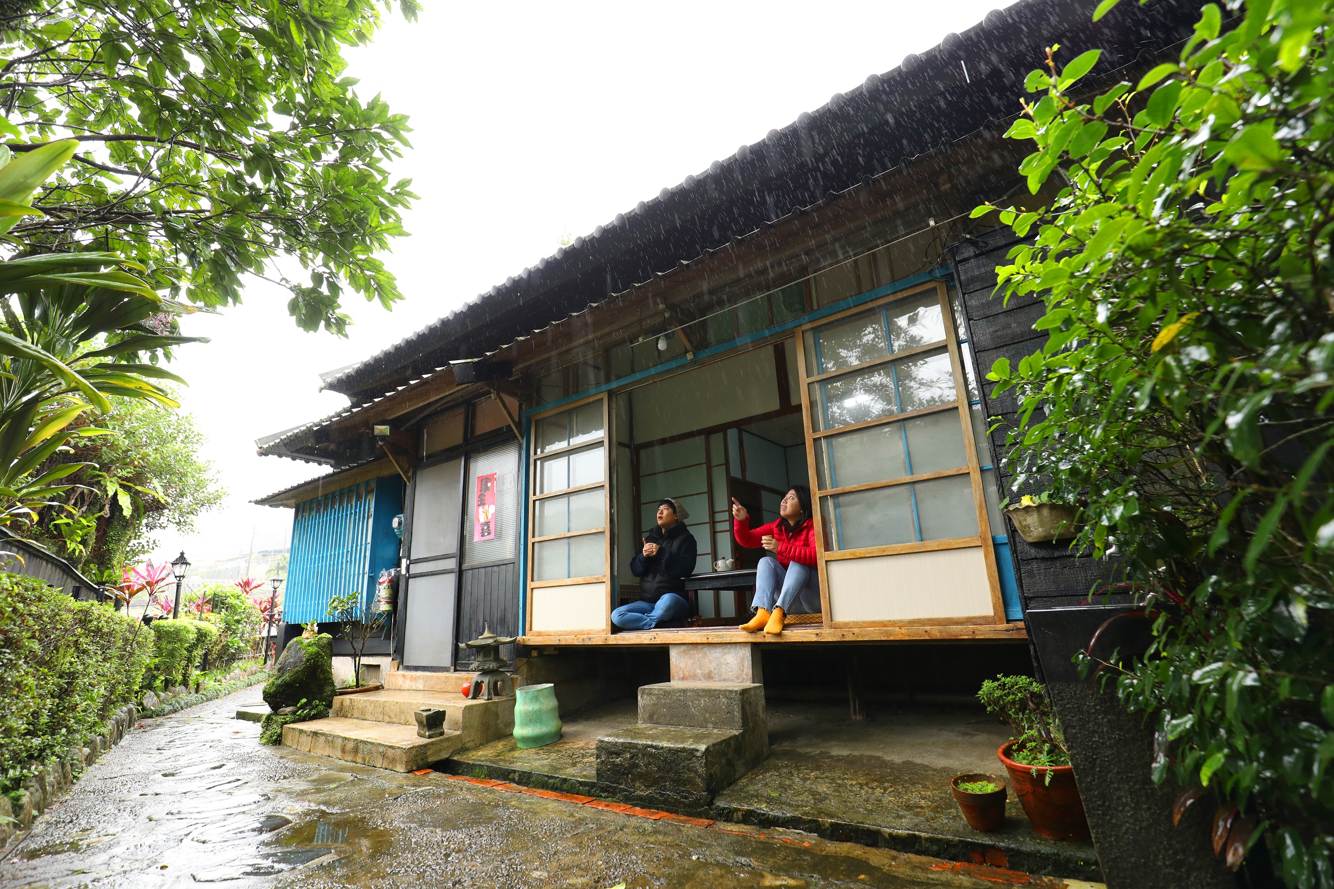 坐在緣側看雨，是住在「北海道民宿」的獨特享受。