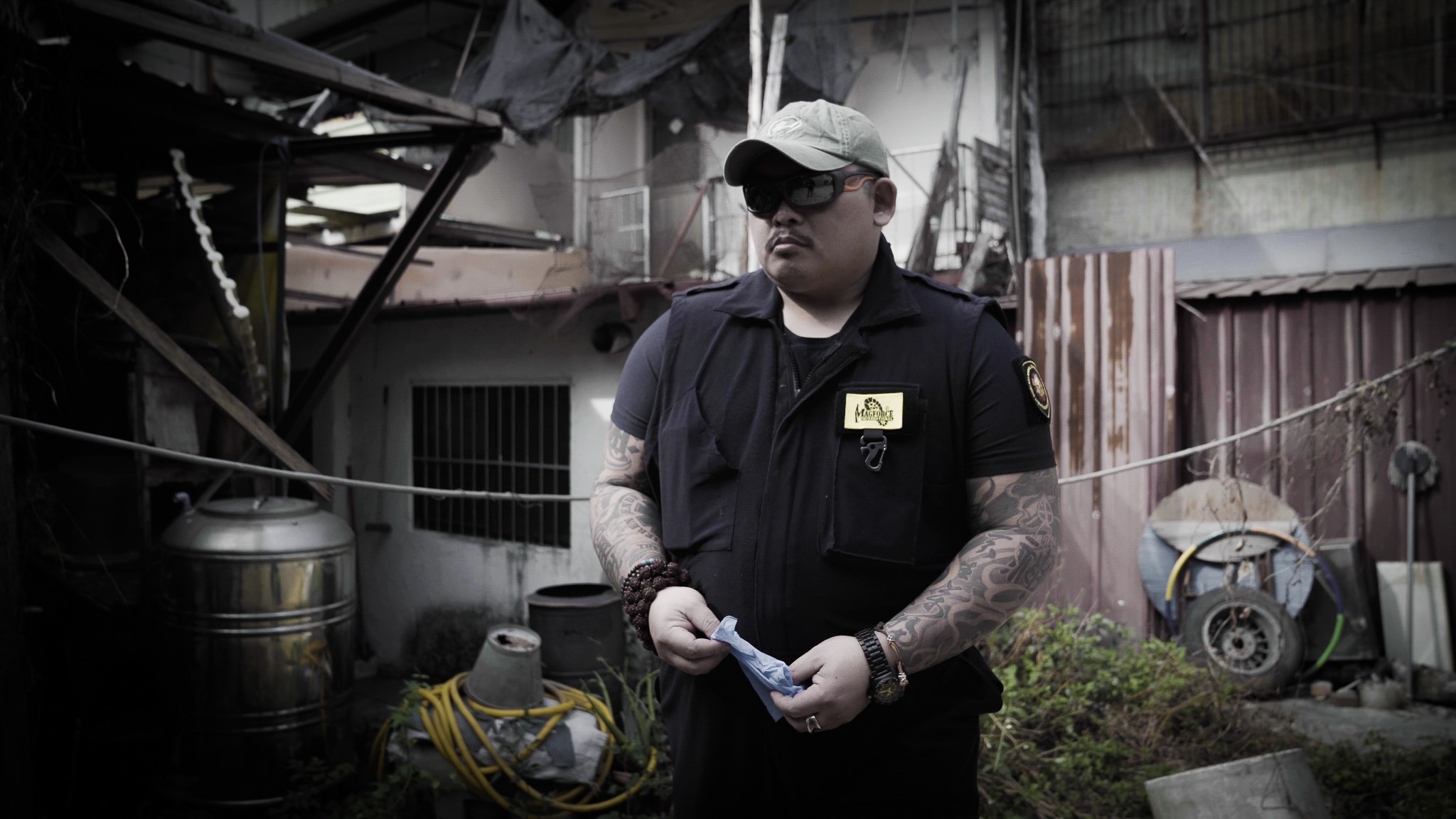 面惡心善的李火山從事動保工作逾20年，全身刺青的他曾被誤以為會虐狗。 （車庫娛樂提供）