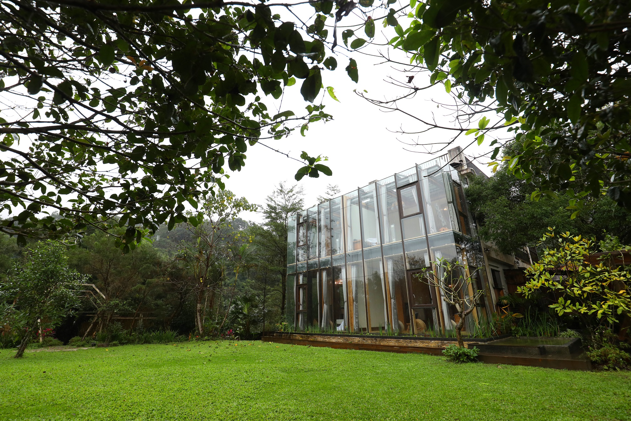 以透明屋打造樹鵲雙人房，屋子裡還可以看見平溪鐵道。