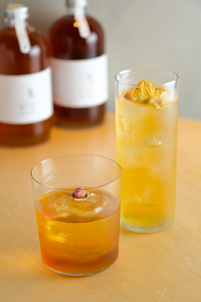 五行酒可純飲，也可作為基酒變化出多款調酒，譬如「火」（前）帶紅茶甜味、「水」（後）入口有奶油乳香感。（皆300元／杯）。