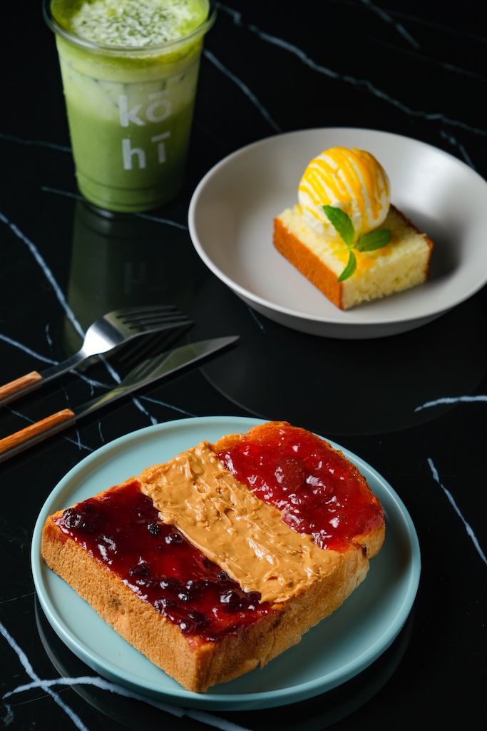 網紅甜點「三色果醬厚吐司 」（100元／份）「長崎蛋糕冰淇淋 」（120元／份）「抹茶拿鐵 」（120元／份），想要「＃相機先食」這裡也很會。