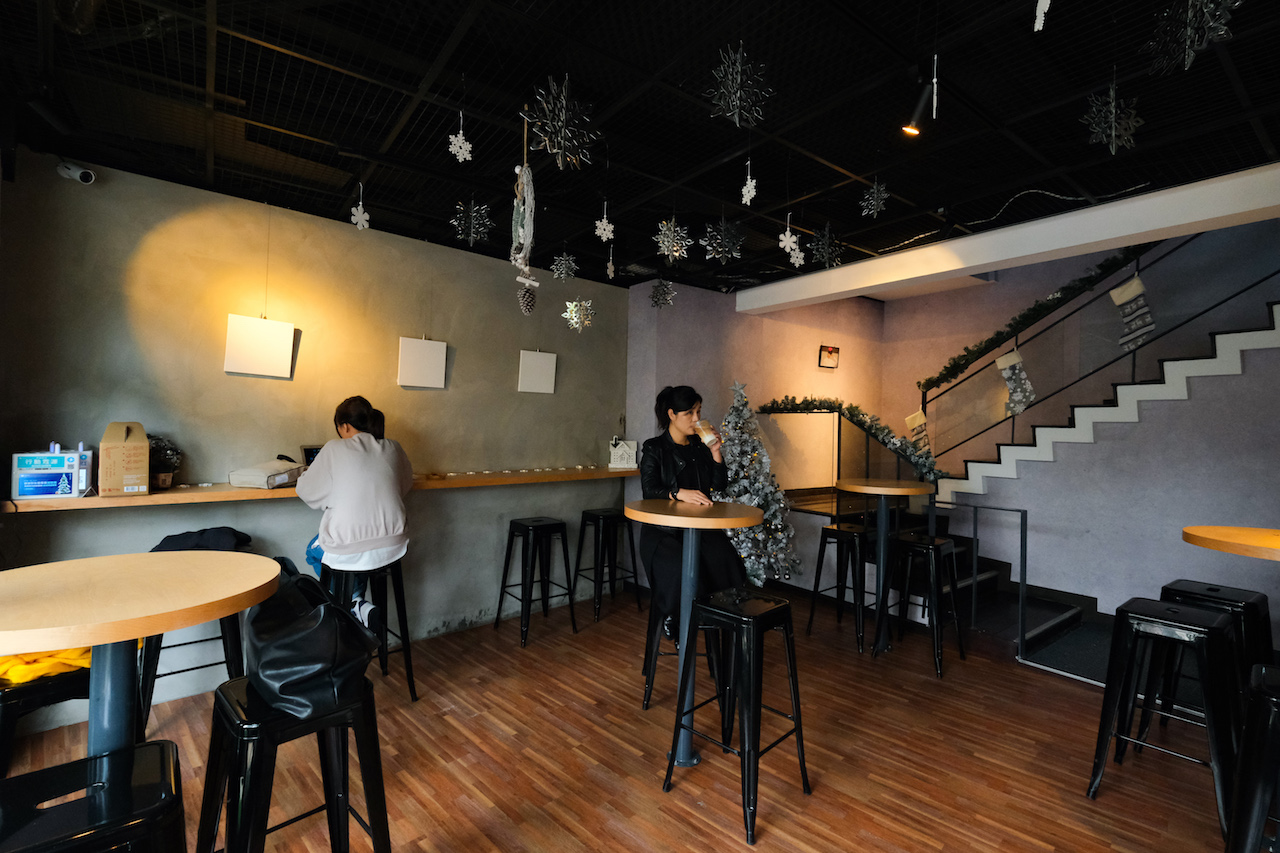 是餐酒館也是咖啡廳的KōHī，愜意空間讓人放鬆午後微醺。