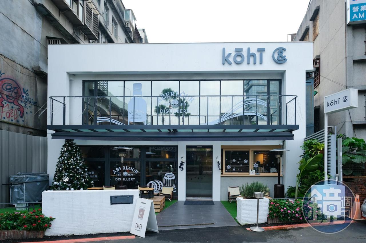 經過植栽草坪進到白色建築裡，有無酒精的飲品都喝得到。