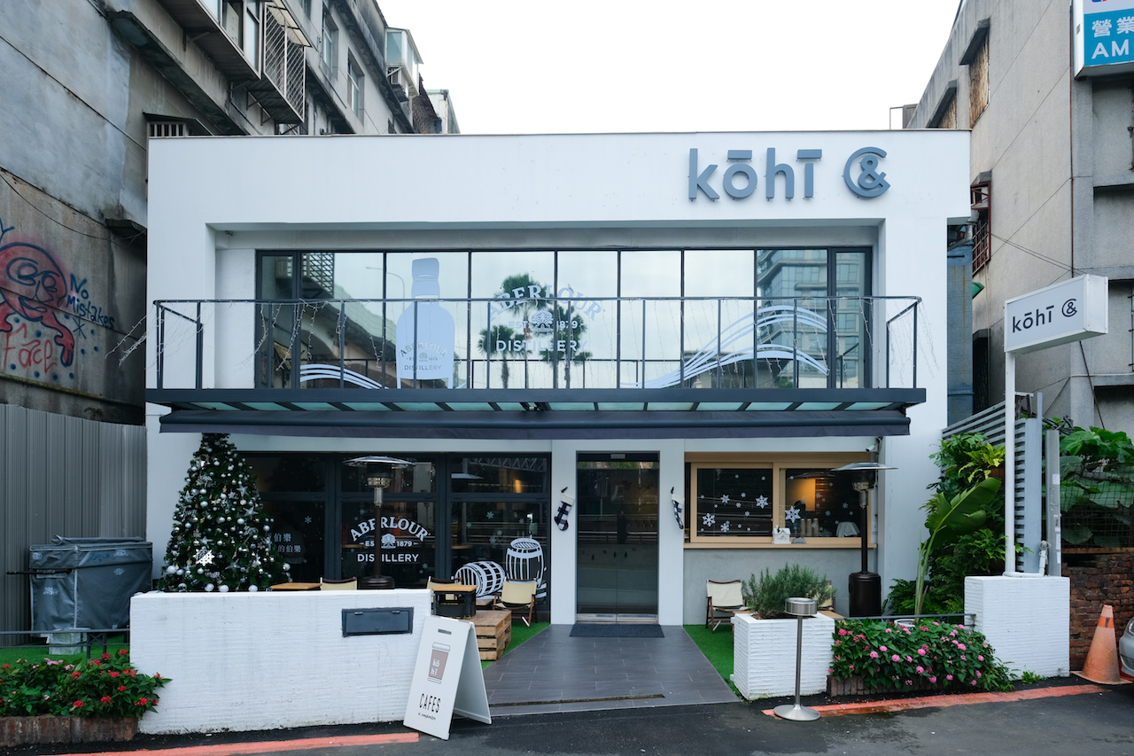 經過植栽草坪進到白色建築裡，有無酒精的飲品都喝得到。
