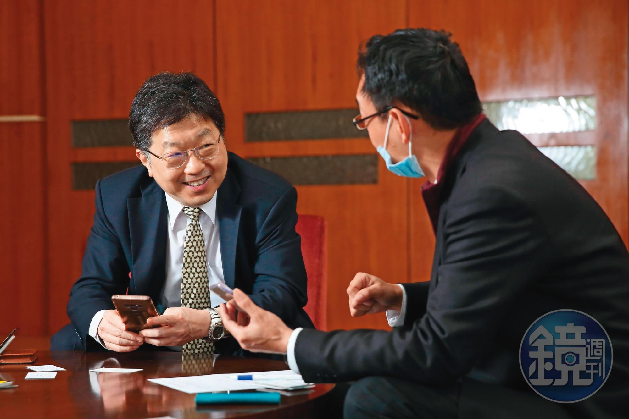 楊應超(左)曾在多家知名投資銀行服務,也被《金融時報》《機構投資者》等評選為第一名分析師。