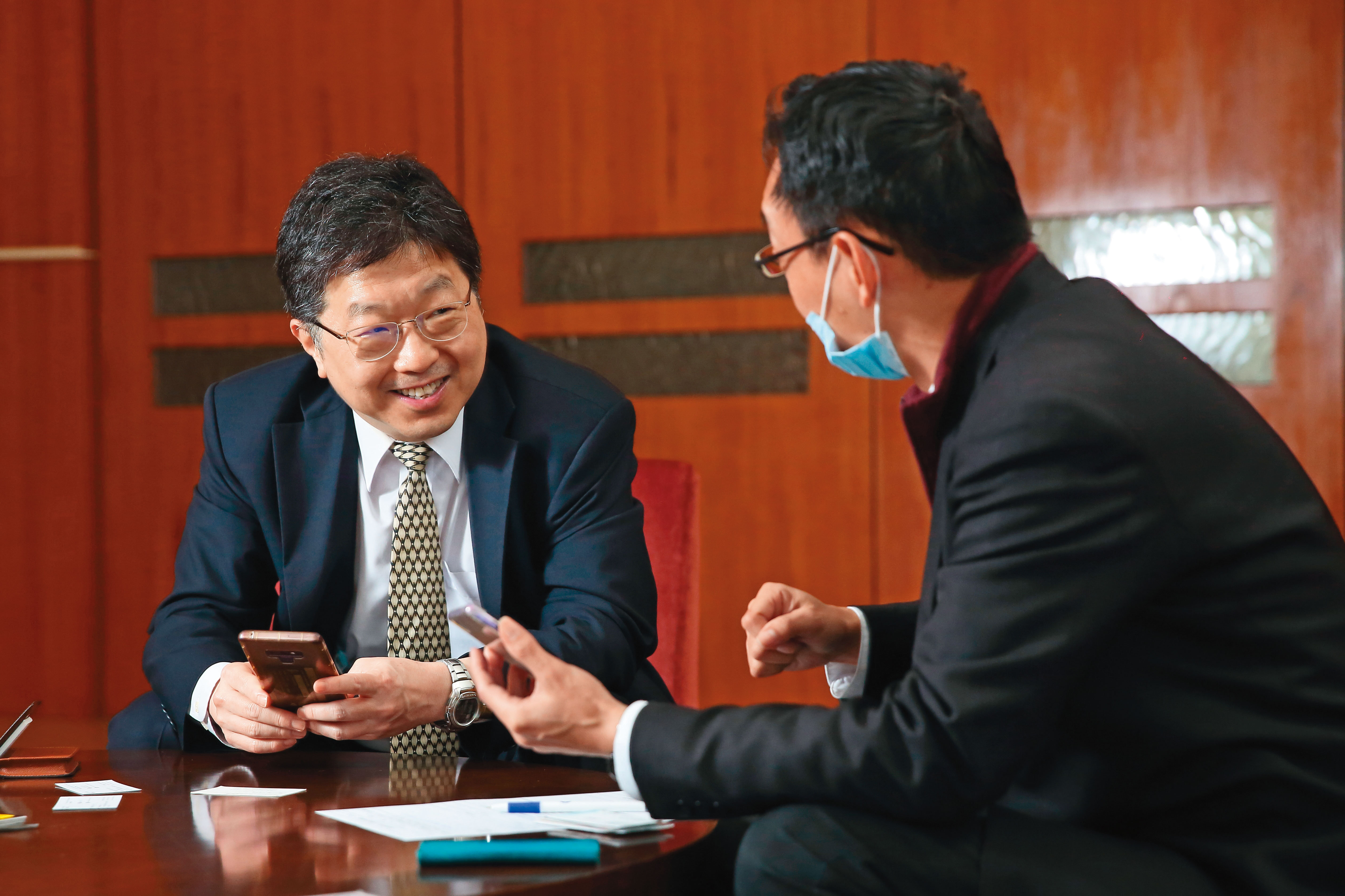 楊應超（左）曾在多家知名投資銀行服務，也被《金融時報》《機構投資者》等評選為第一名分析師。