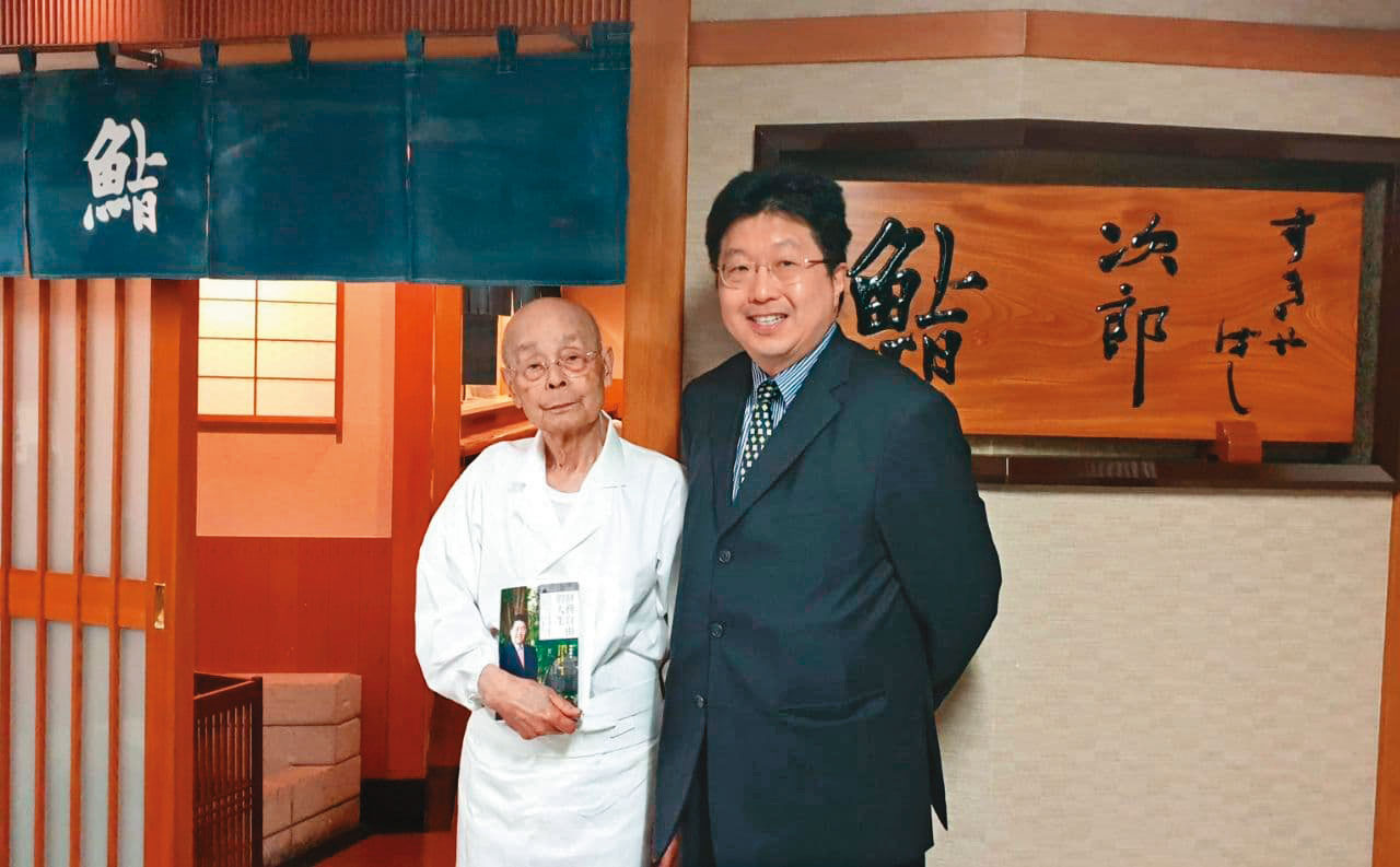 楊應超（右）曾二度飛往日本，品嘗壽司之神小野二郎（左）的手藝。（楊應超提供）