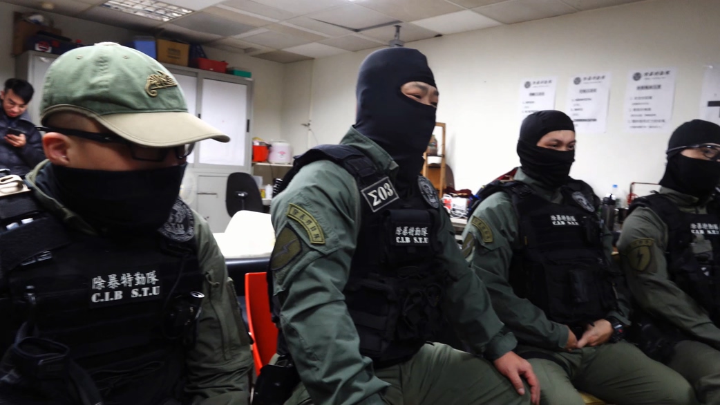 執行任務前勤教，隊員必須仔細聆聽內容與提示。