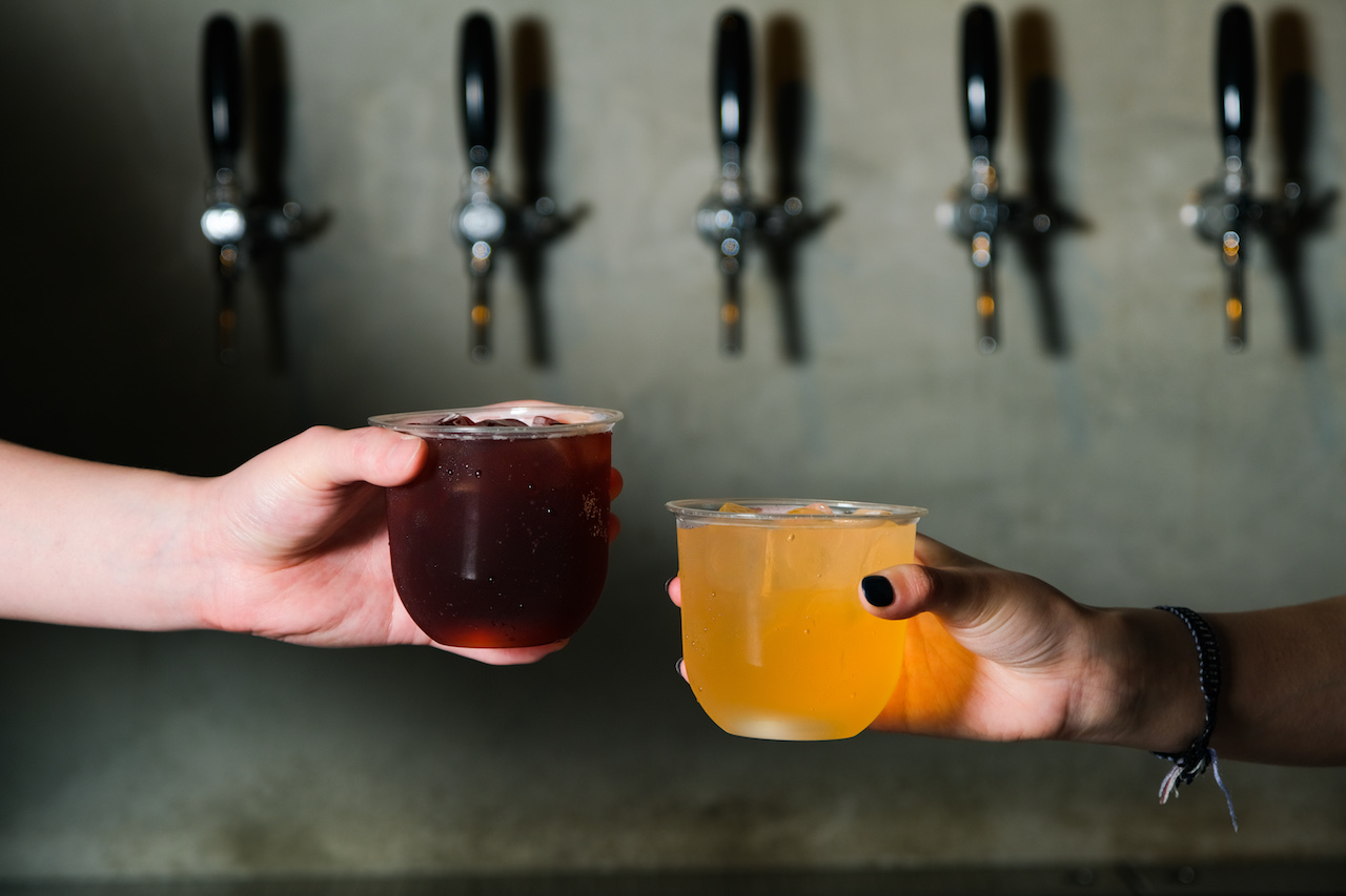 汲取式調酒吧「KōHī &咖啡酒館」輕鬆隨性，只要On Tap方式汲取，只要幾秒鐘，調酒就送到手中。