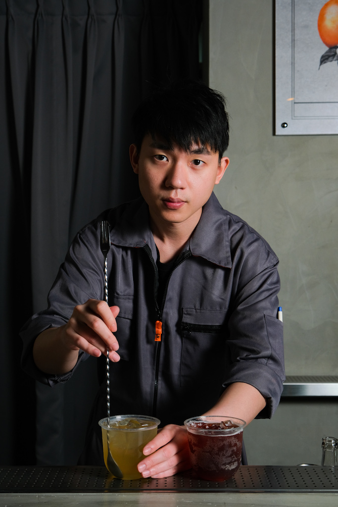 不知該選哪款調酒才好，那就交給店長陳威豪（Nick）說明風味。