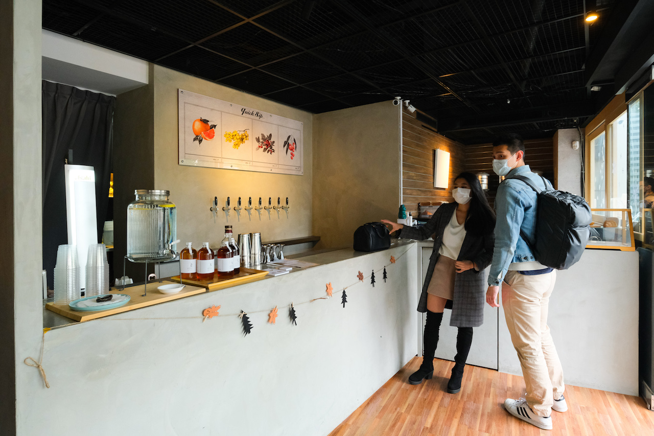 成排的汲飲式調酒區，在這一季每天供應5~6款「果實」主題的調酒。