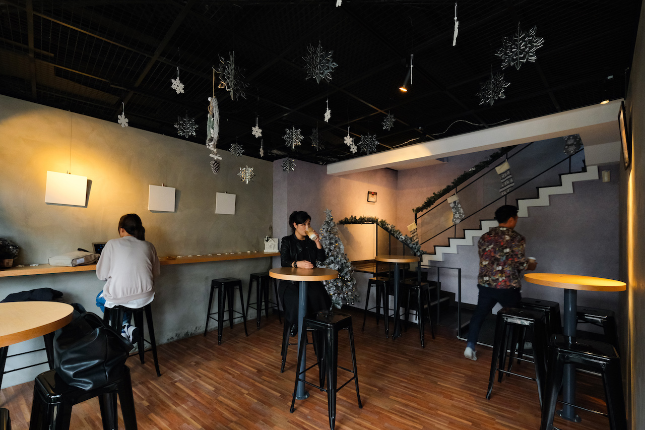 是餐酒館也是咖啡廳的KōHī，愜意空間讓人放鬆午後微醺。