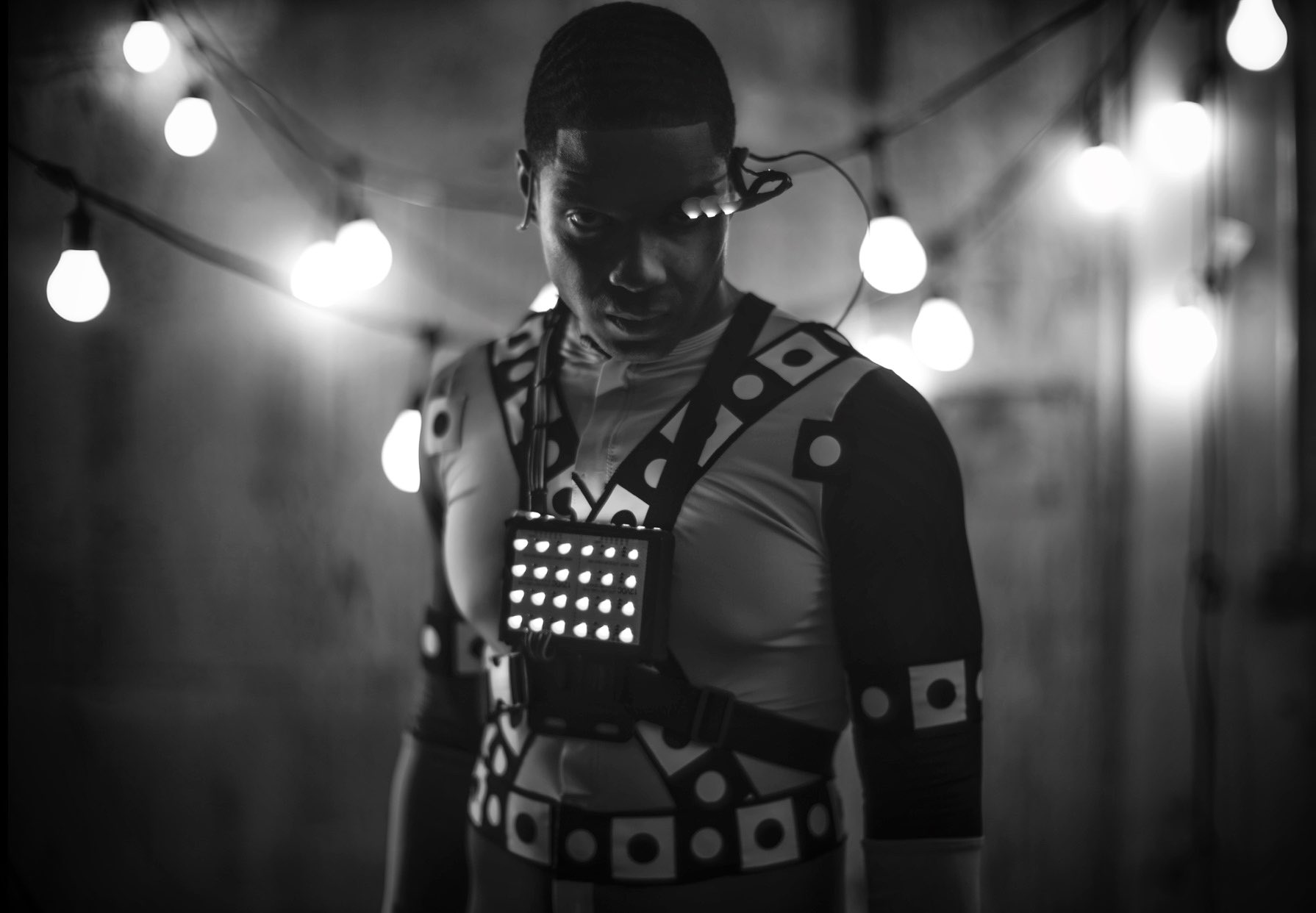 費雪又再度指控華納兄弟高層，歧視性言論只敢偷偷講，要求重拍鋼骨戲份只為了突顯「生殖器的存在感」。（翻攝自Ray Fisher推特）