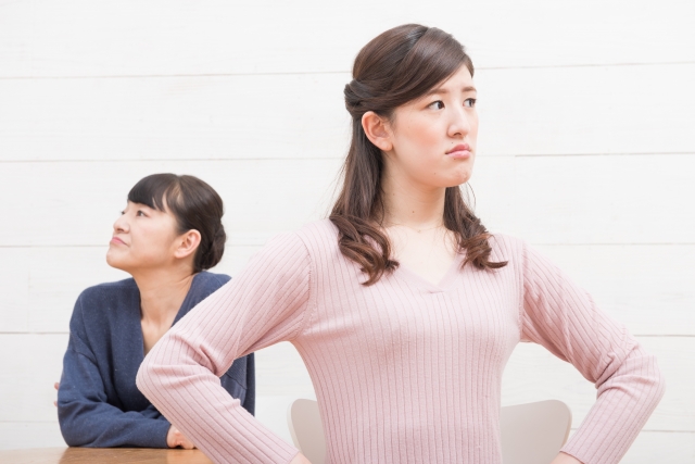 婆婆因媳婦媽媽如廁忘了沖水，持花瓶打傷媳婦媽媽的頭。（示意圖，photo-AC）