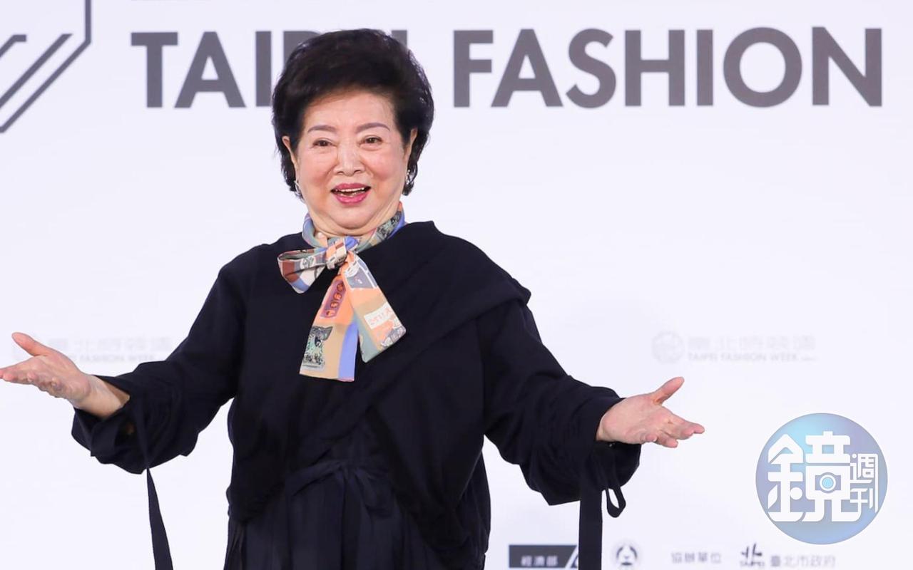 金馬影后陳淑芳身穿台灣設計師INF的黑色洋裝,出席台北時裝週展前記者會,為台灣時尚圈助陣。