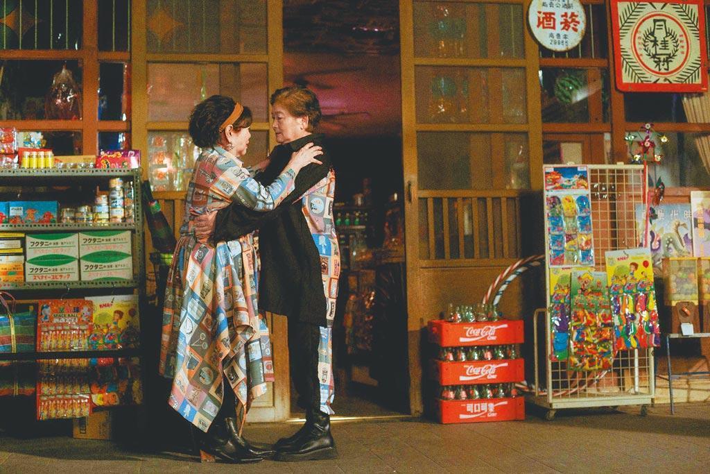 陳淑芳(左)主演INF的微電影《時光機》,戲中她守候在柑仔店,終於在40年後與同性愛人重逢。(INF提供)