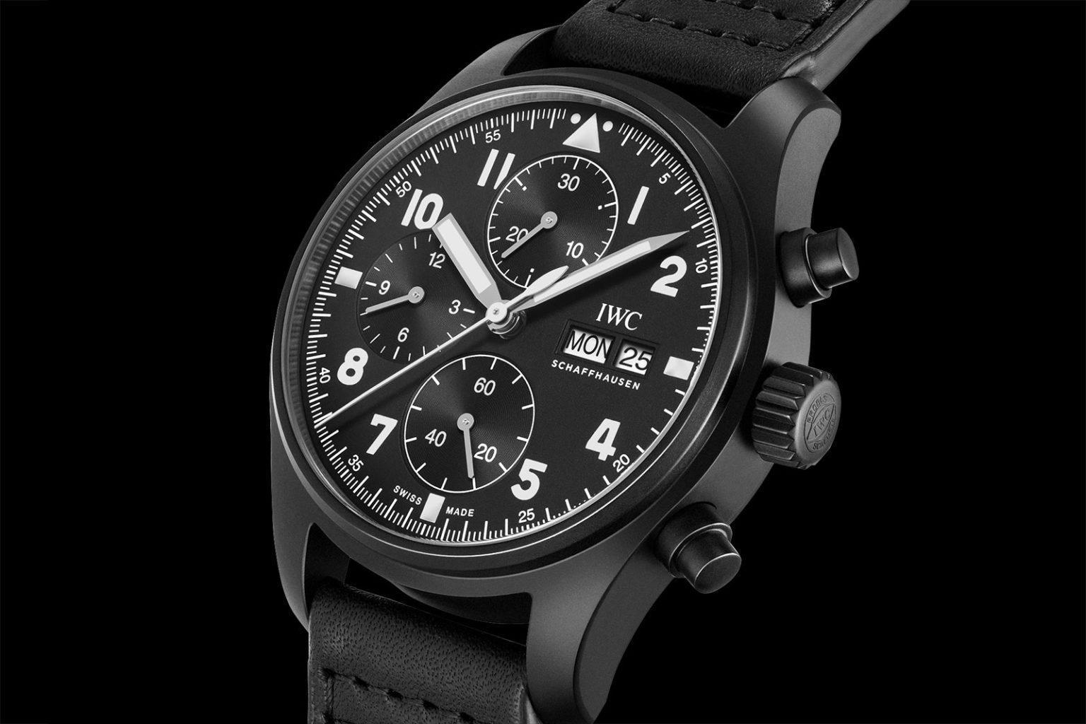  IWC Pilot’s Watch Chronograph Edition “Tribute to 3705” 飛行員計時碼錶，錶殼與錶底蓋都採用瓷化鈦金屬製作。