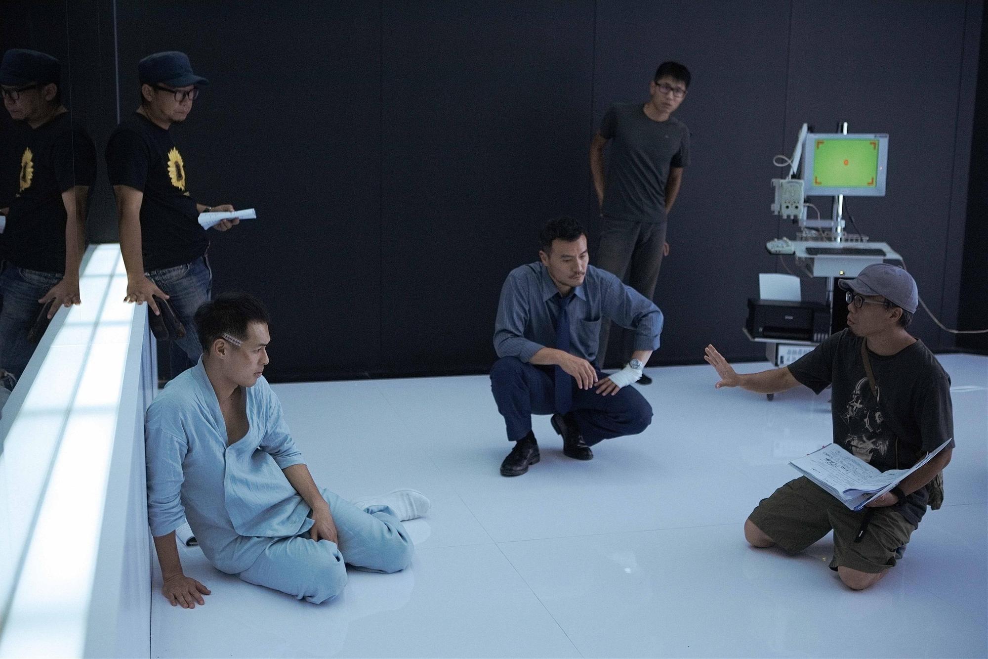 《複身犯》導演蕭力修（右起）與演員李銘忠、楊祐寧在拍片現場溝通。（牽猴子提供）