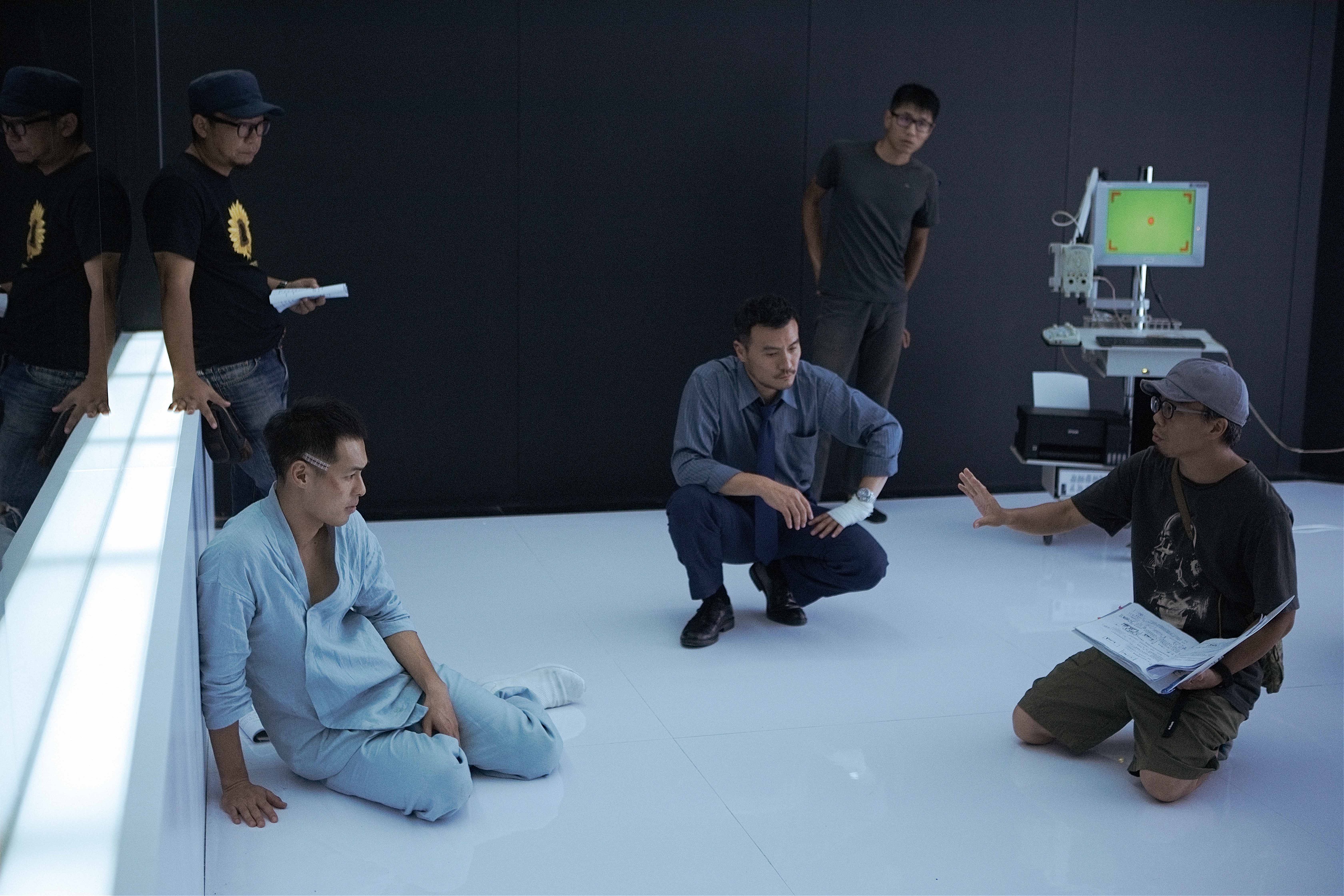 《複身犯》導演蕭力修（右起）與演員李銘忠、楊祐寧在拍片現場溝通。（牽猴子提供）