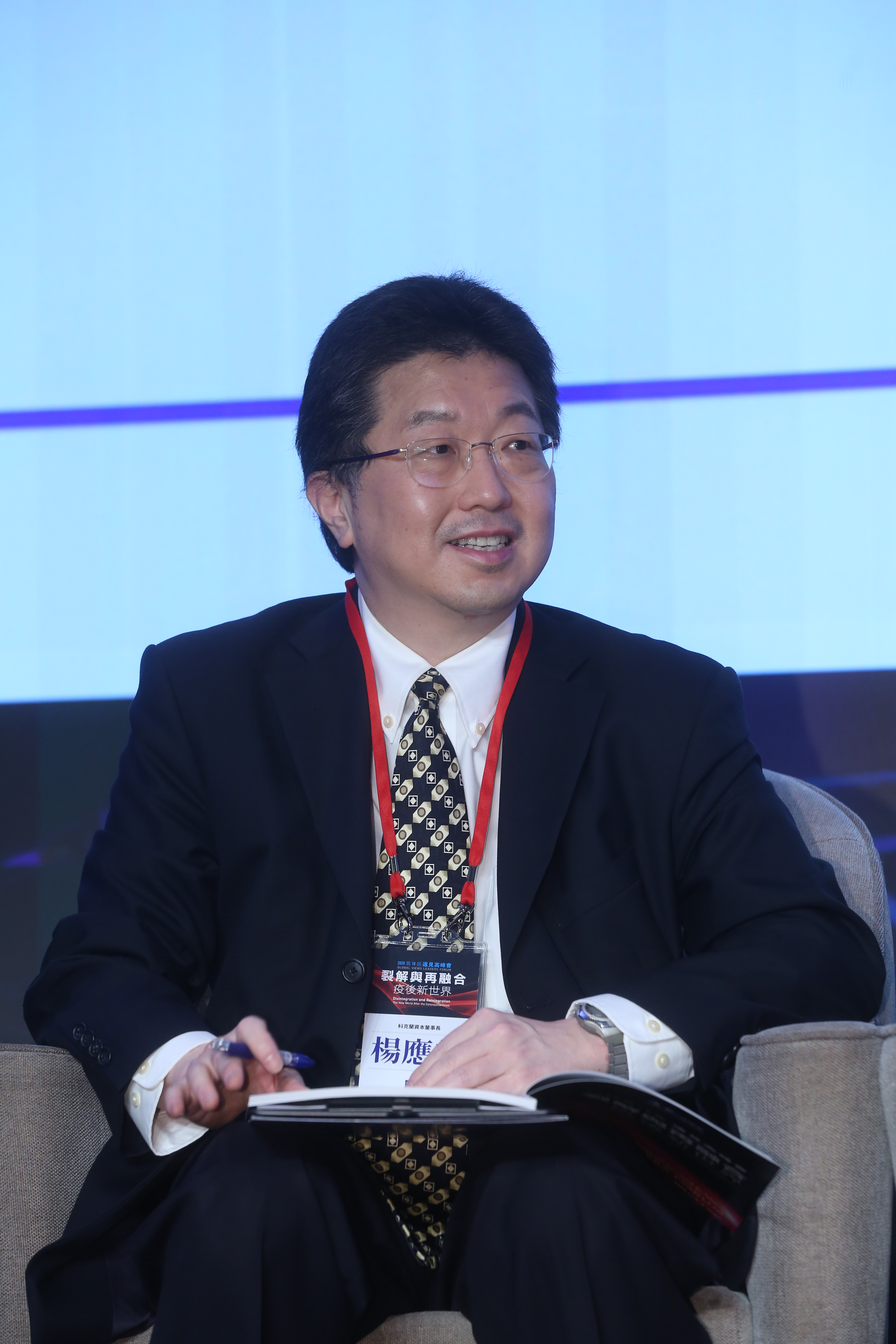 楊應超曾在高盛、瑞士信貸、花旗等多家知名投資銀行服務，多次被《金融時報》《機構投資者》《亞元雜誌》等評選為第一名分析師。