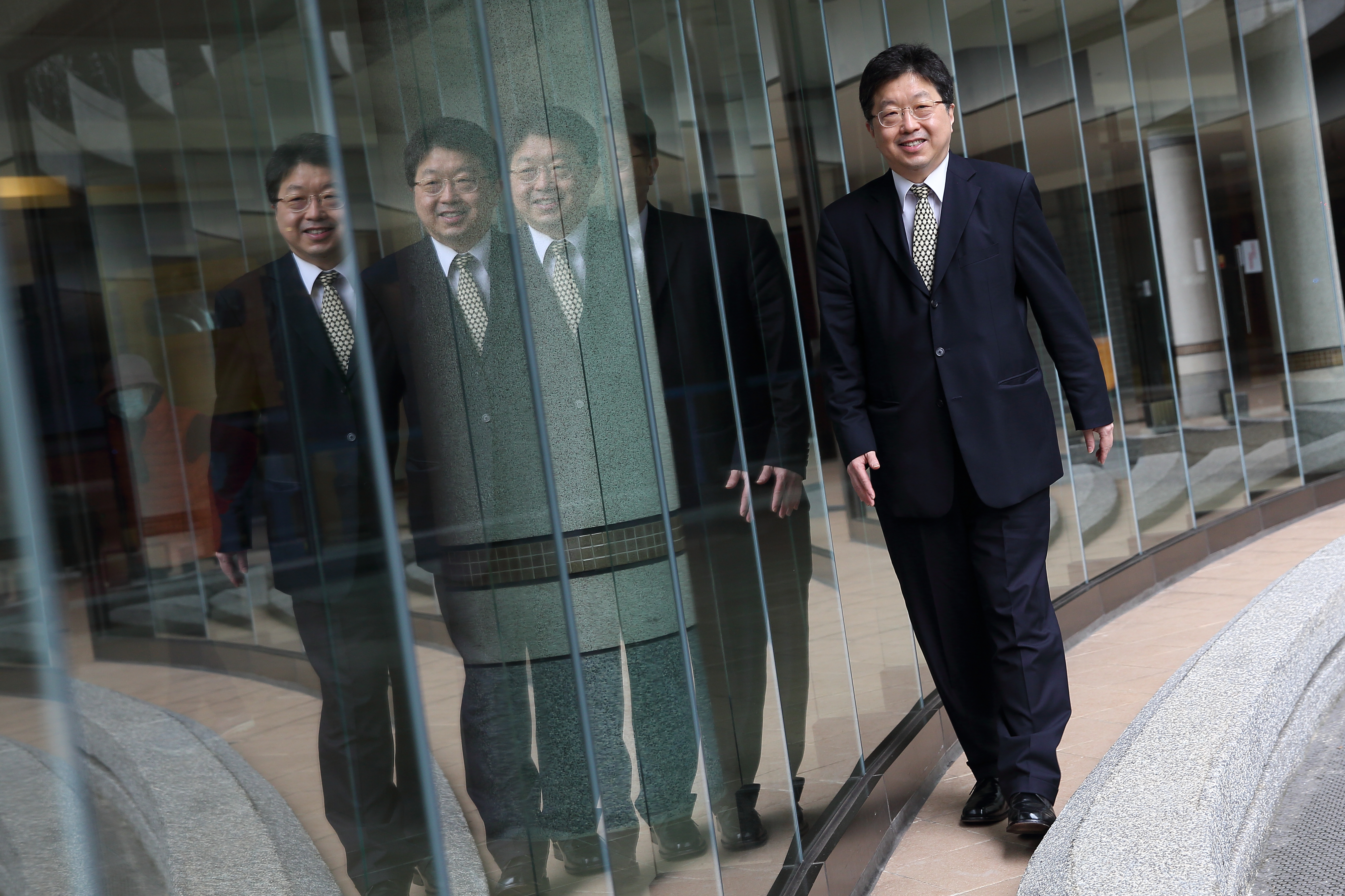 【跳出舒適圈2】觀落陰、摸骨、聽瑪丹娜…你沒看過的投行金童