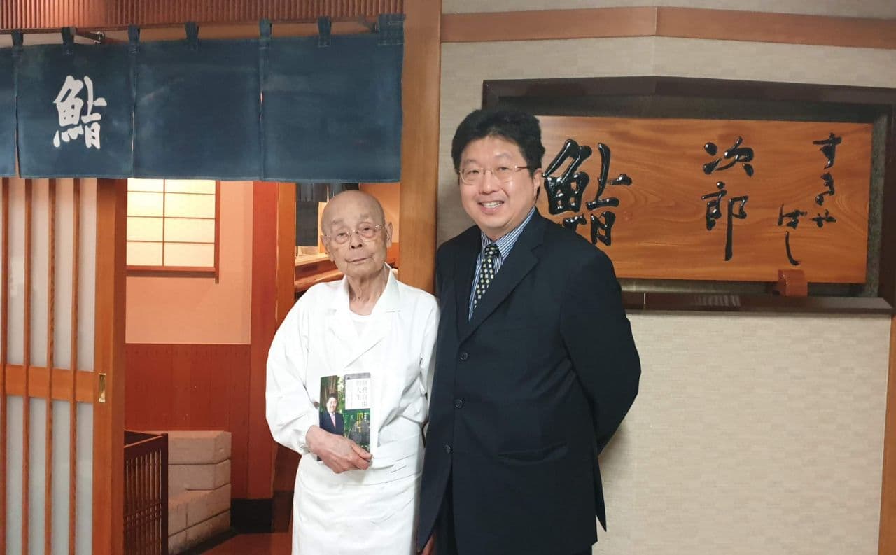 楊應超(右)曾2度飛往日本,品嚐壽司之神小野二郎(左)的手藝。(楊應超提供)