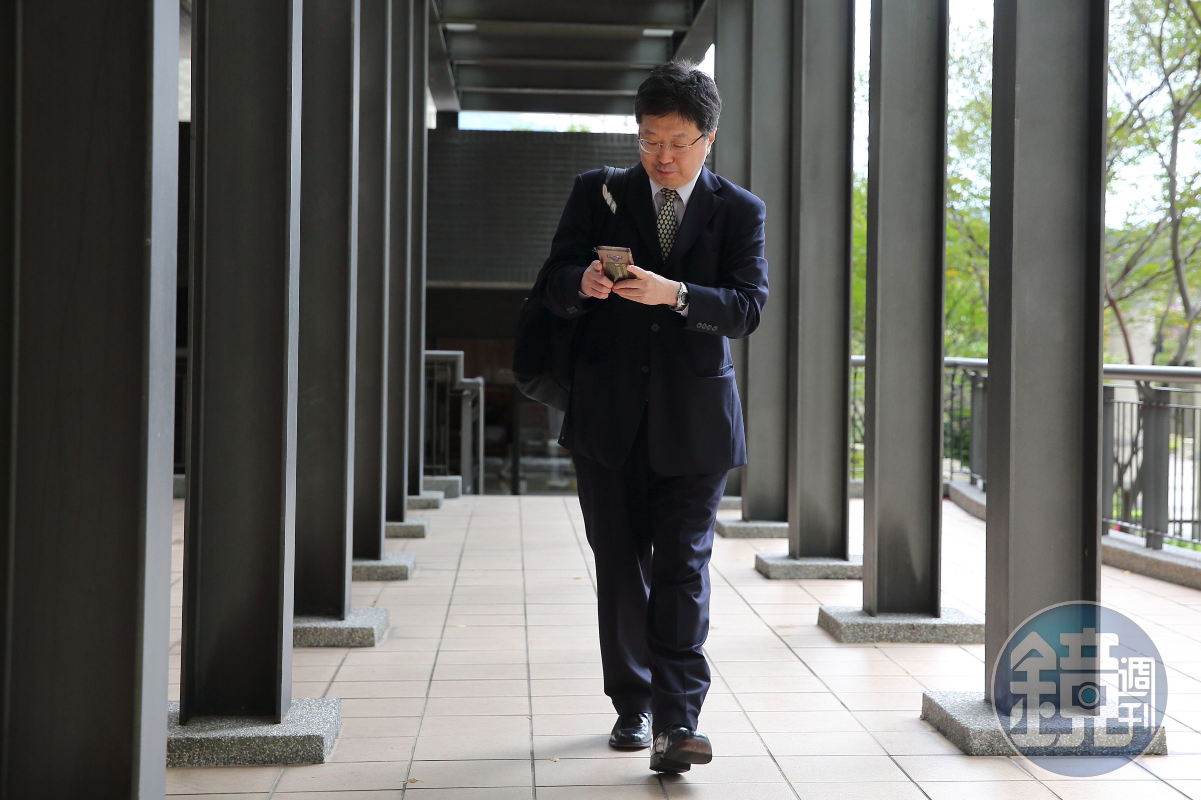 背著黑色的後背包，全球跑透透拜訪客戶，是楊應超過去10多年來的標準裝備。