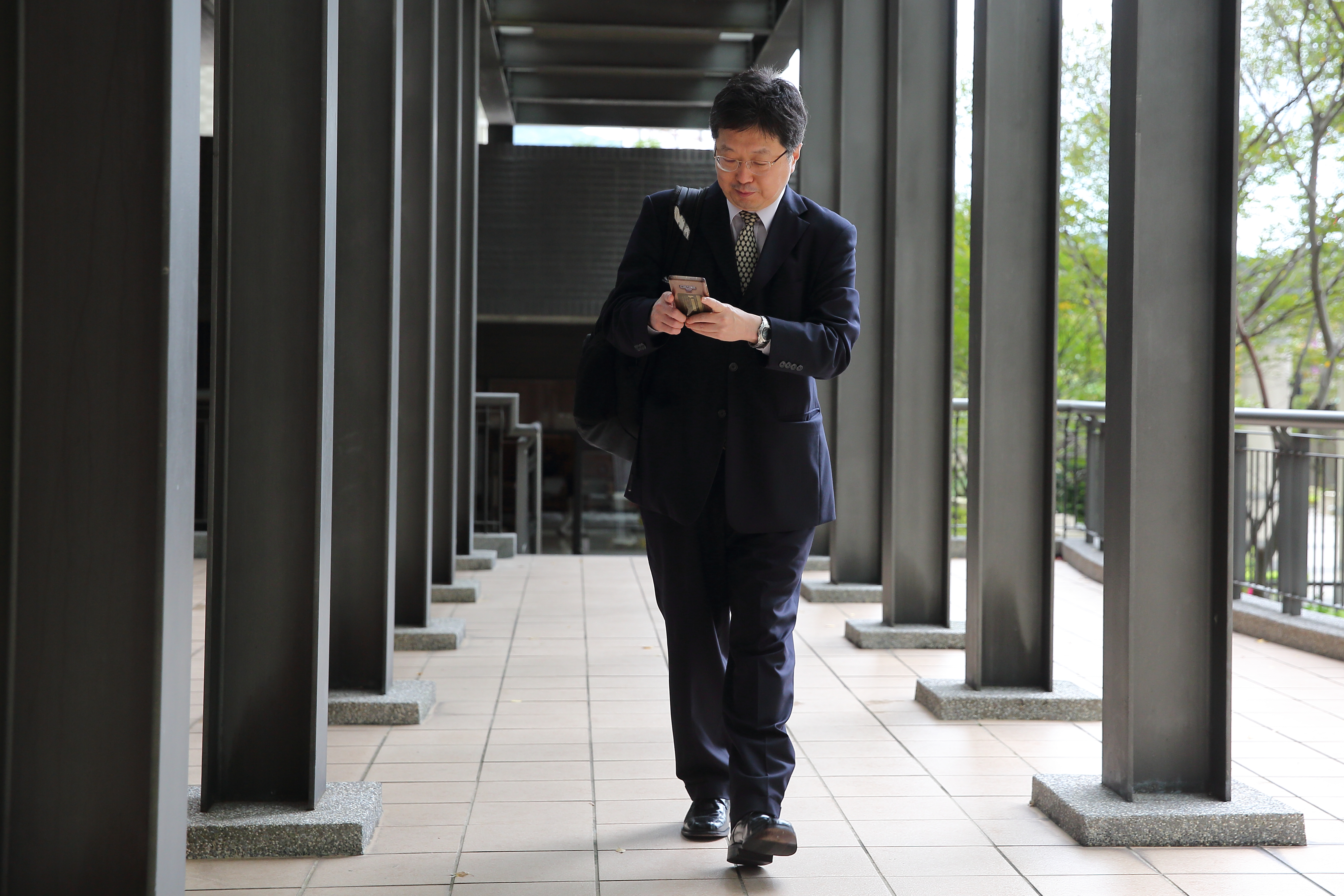 背著黑色的後背包，全球跑透透拜訪客戶，是楊應超過去10多年來的標準裝備。