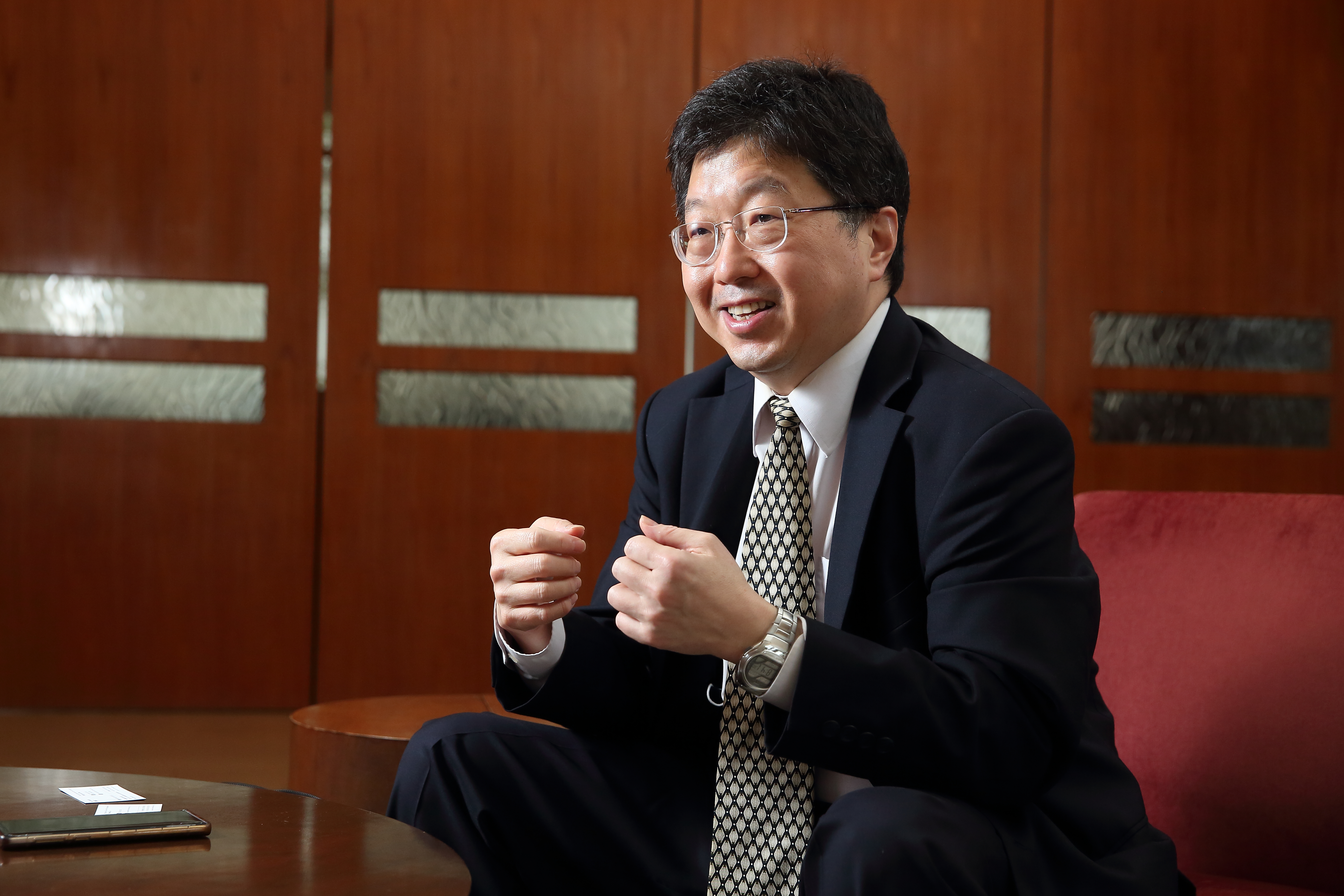 楊應超畢業進入IBM擔任電機工程師，97年香港回歸前夕，他大膽選擇赴港發展，為他帶來不同的人生際遇。