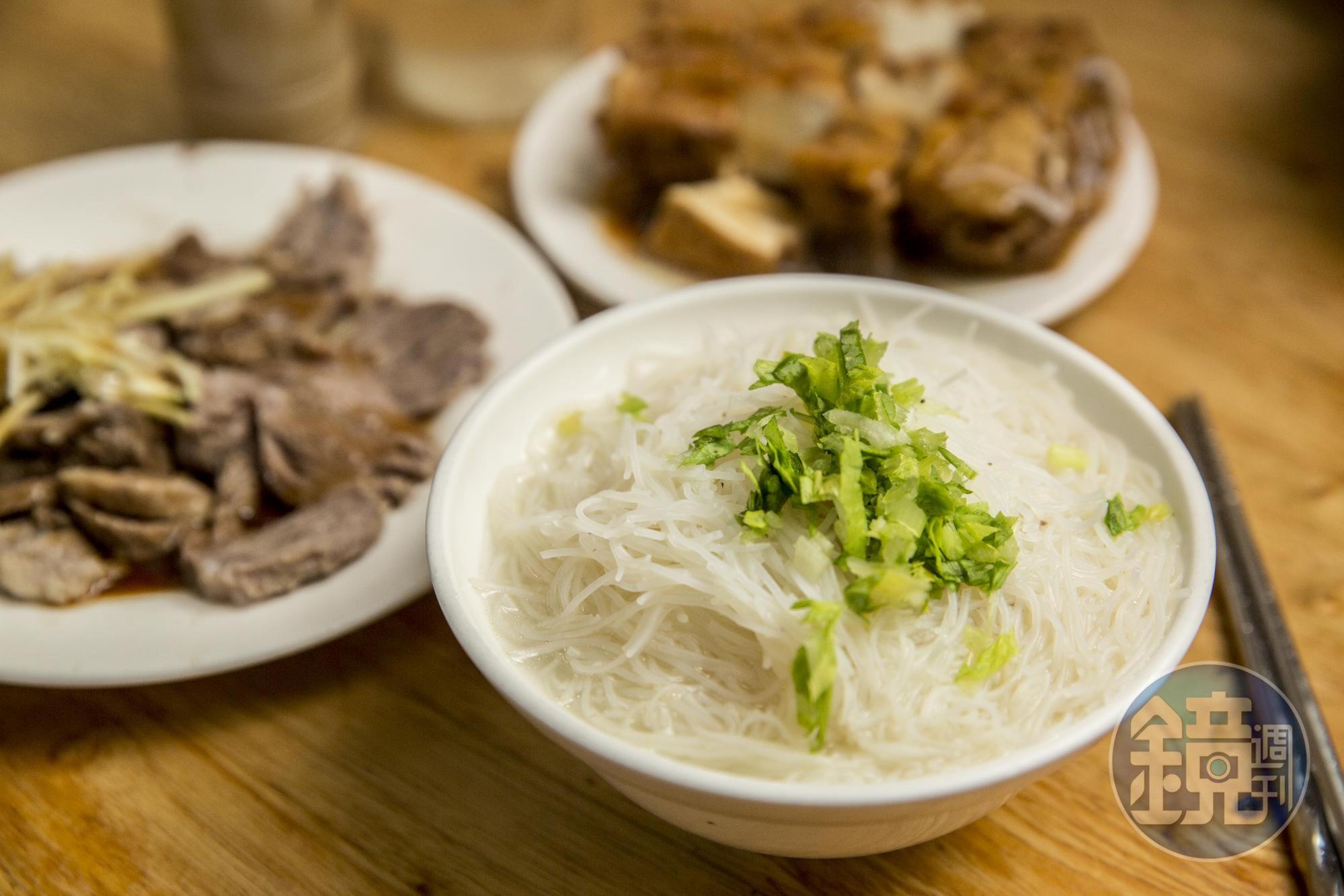 在麗水街一帶出生的楊應超，因地緣關係，特別喜愛東門市場內的「羅媽媽米粉湯」。（米粉湯30元／碗）