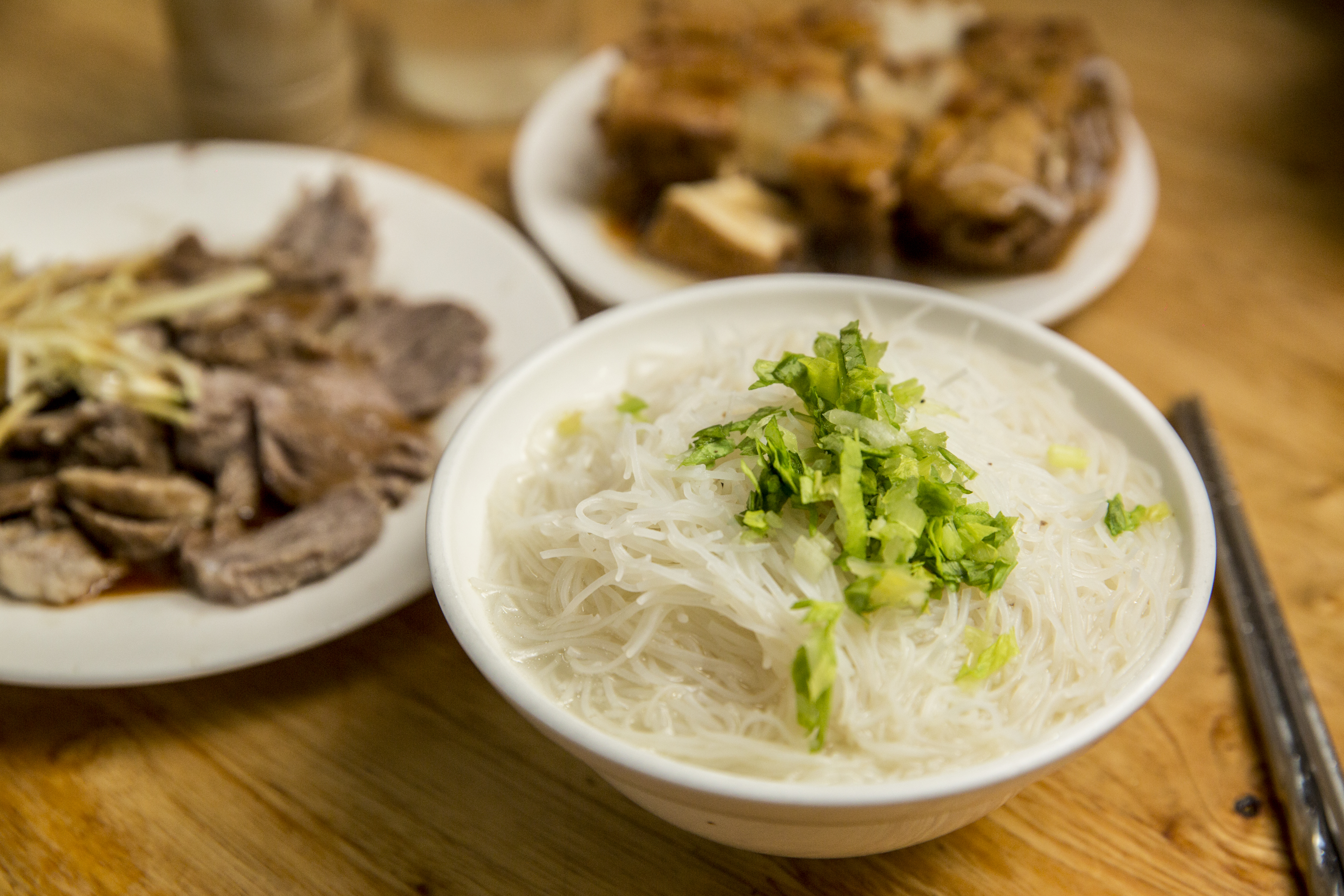 在麗水街一帶出生的楊應超，因地緣關係，特別喜愛東門市場內的「羅媽媽米粉湯」。（米粉湯30元／碗）