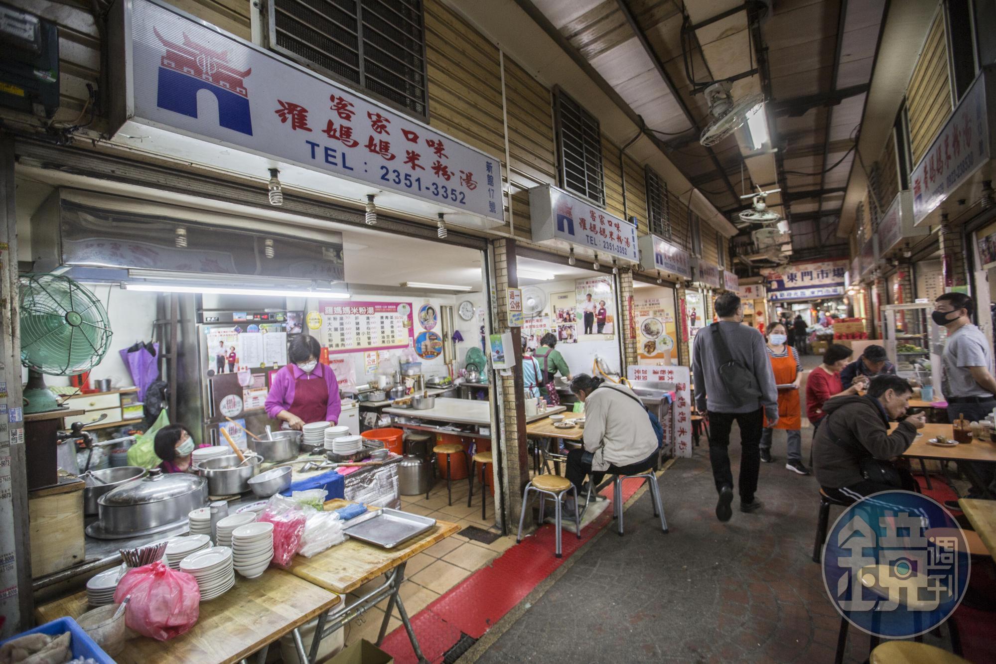 羅媽媽米粉湯位於台北東門市場，是傳統名店。中午用餐時刻，人潮絡繹不絕。