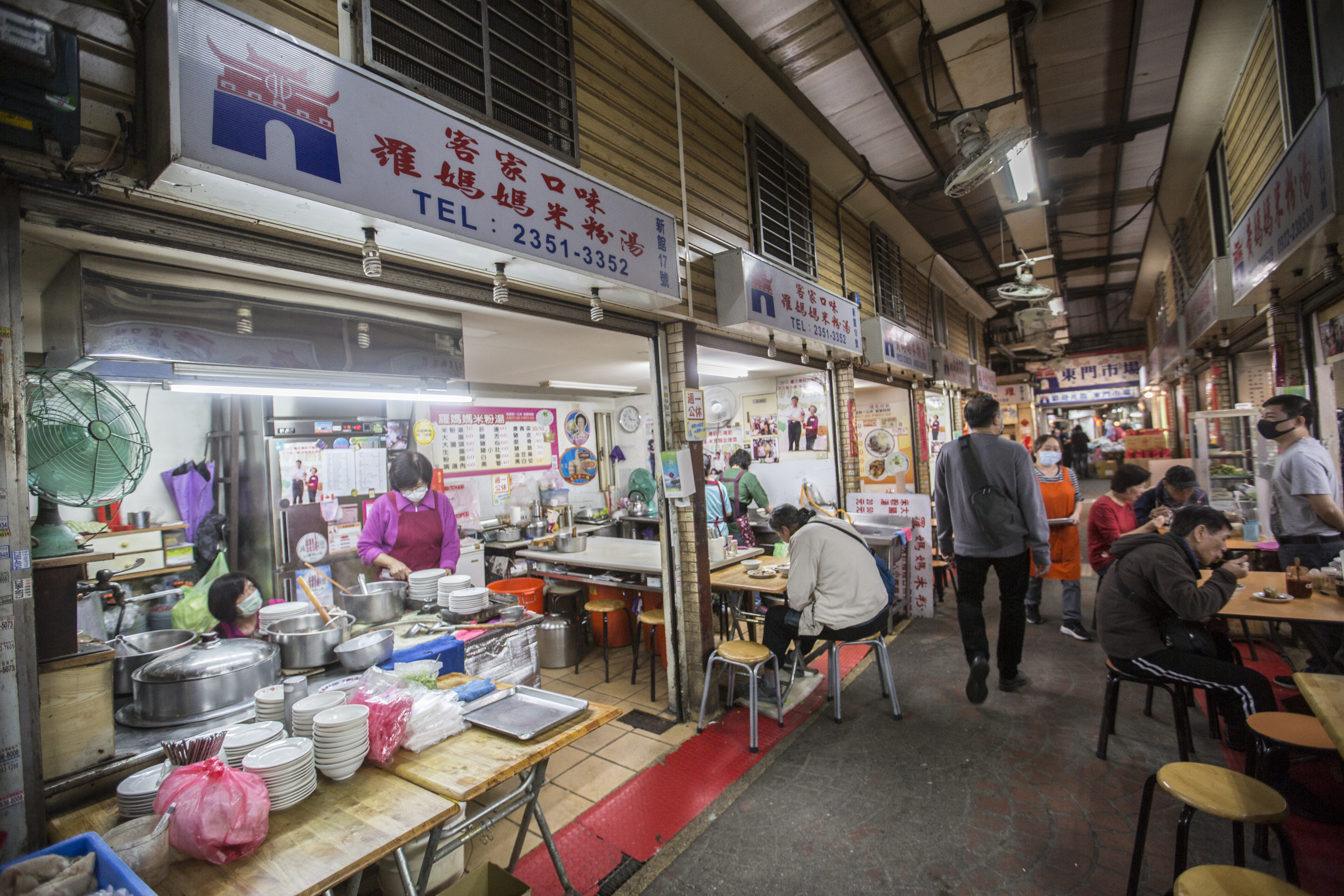 羅媽媽米粉湯位於台北東門市場，是傳統名店。中午用餐時刻，人潮絡繹不絕。