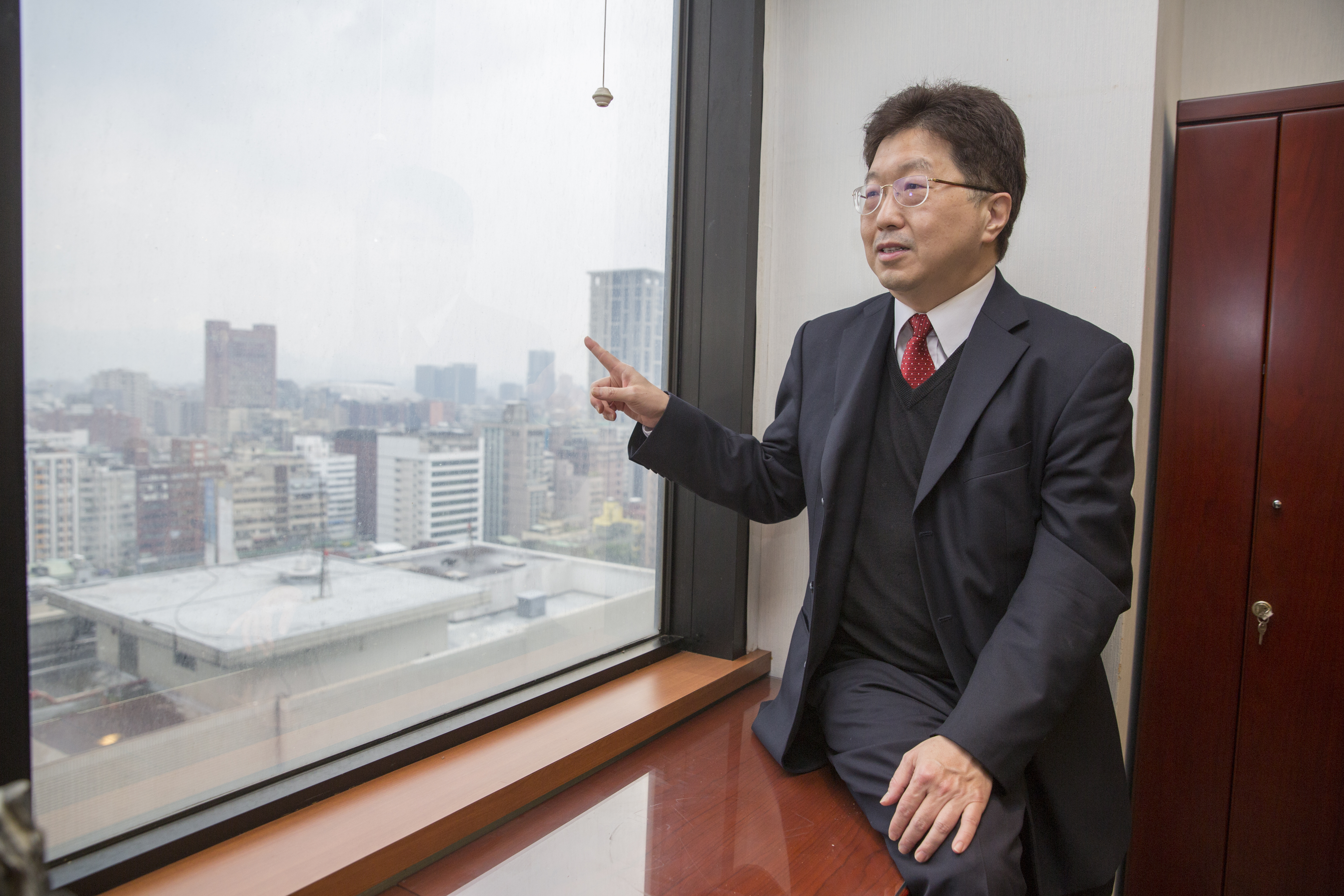 華人普遍有「有土斯有財」的傳統觀念，讓買房風氣根深蒂固，但48歲即達到財務自由，自投行退休的楊應超卻持不同看法。