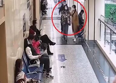 丈夫的同事見狀，便讓他去陪伴妻子做抽血檢查，過沒多久妻子的姐姐到醫院後，他才回到工作崗位。（翻攝自微博）
