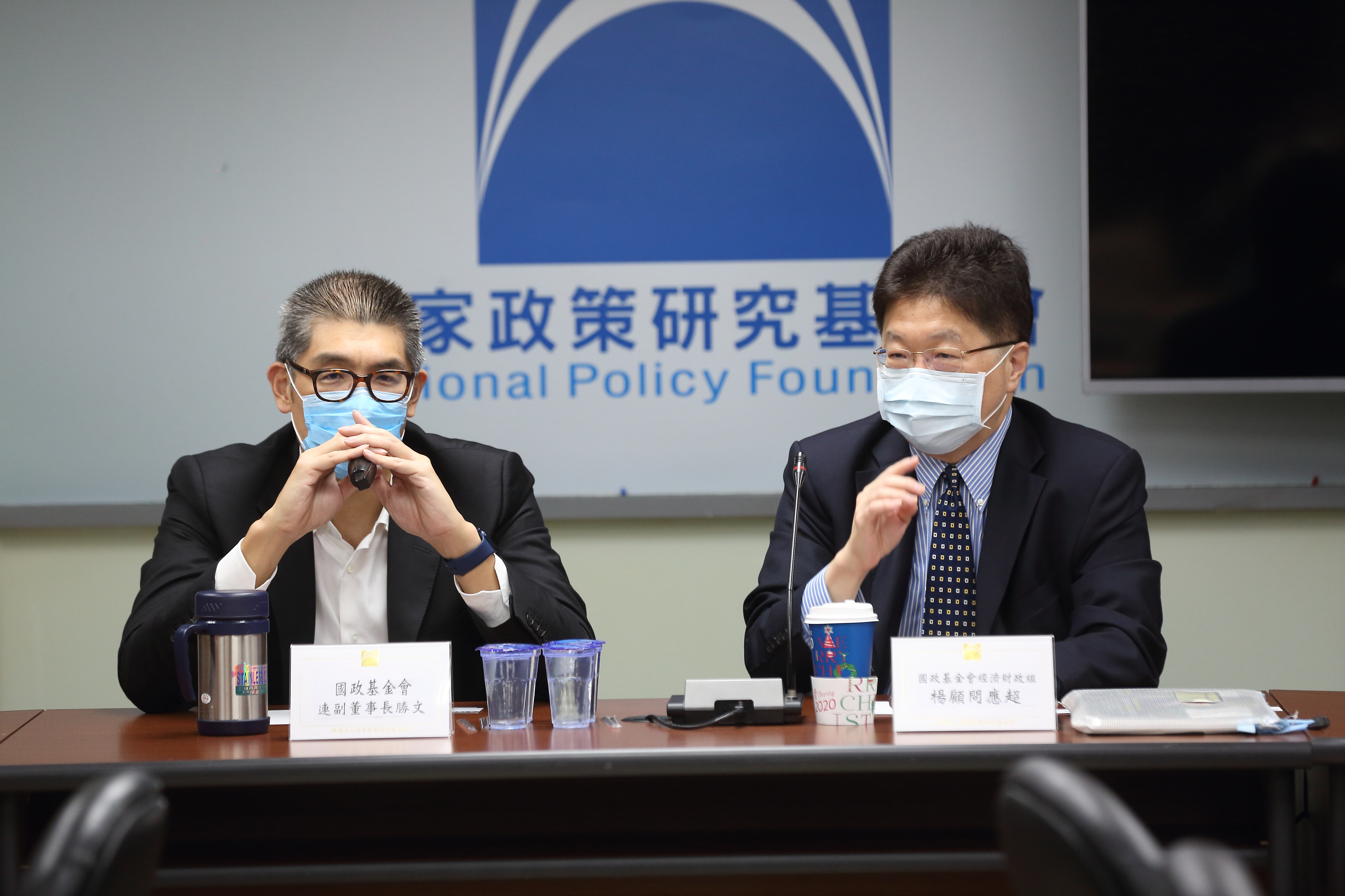 楊應超（右）在台期間，不時收到許多演講邀約。圖為國民黨智庫國家政策研究基金會副董事長連勝文（左）邀請楊應超，赴智庫演講。