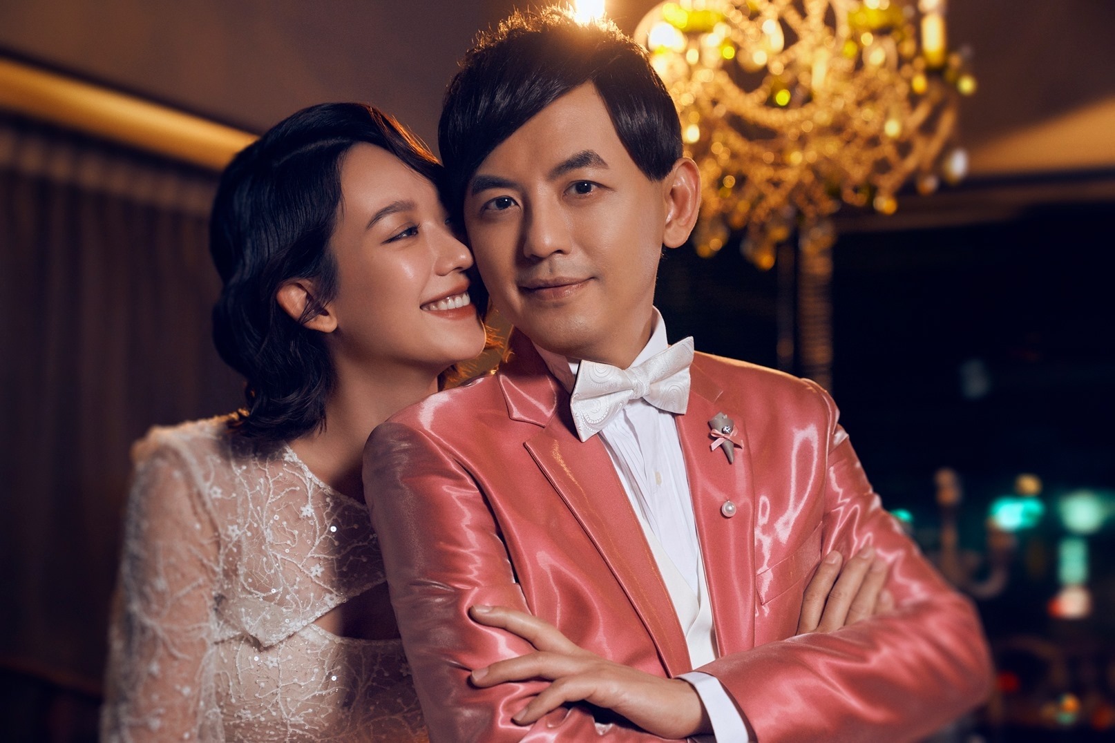 黃子佼在登記結婚滿週年之際，公布與孟耿如的第二套婚紗。（翻攝自黃子佼臉書）