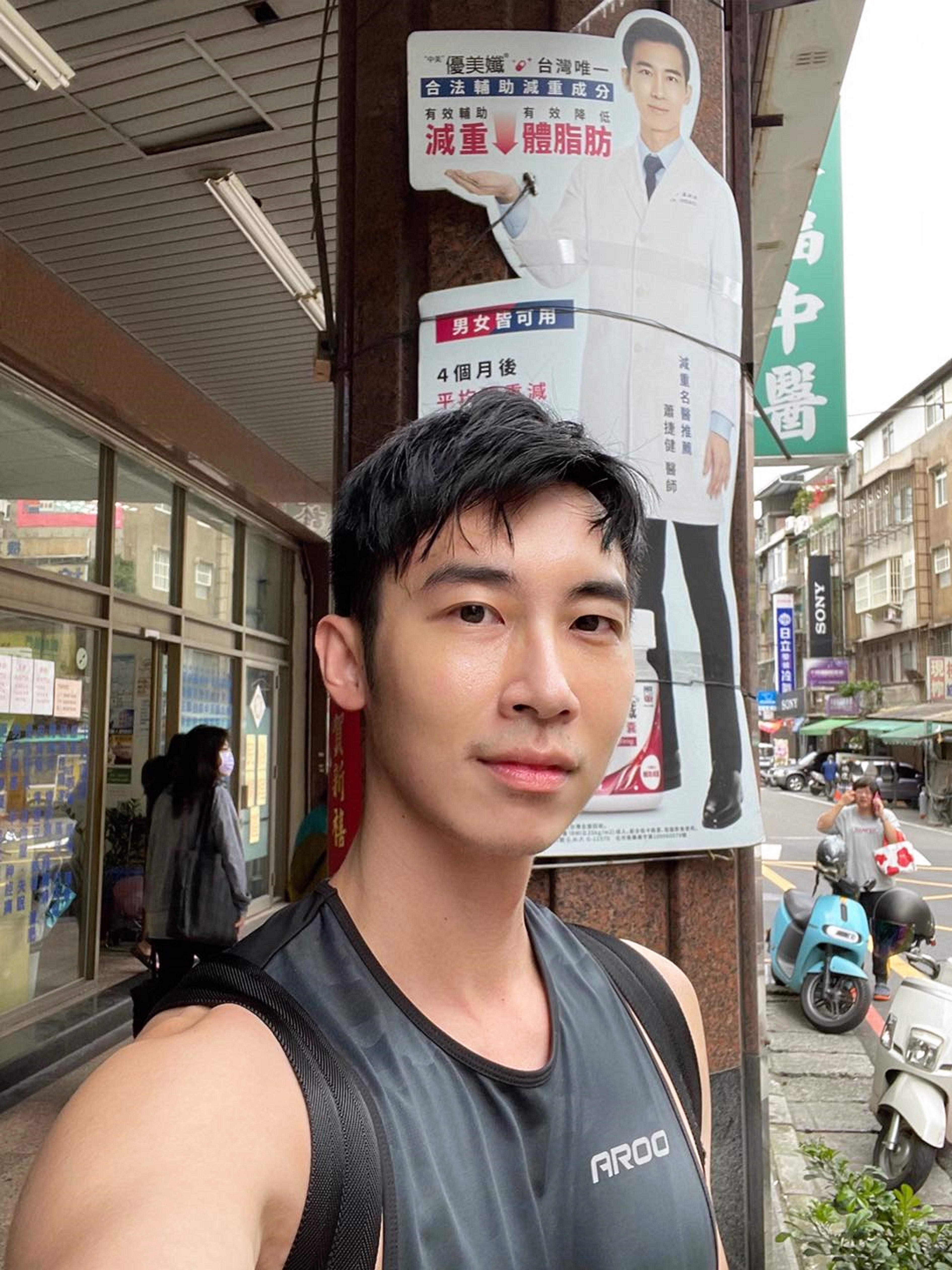 蕭捷健在路邊尷尬和自己代言的人形立牌合照。（圖／艾迪昇傳播提供）