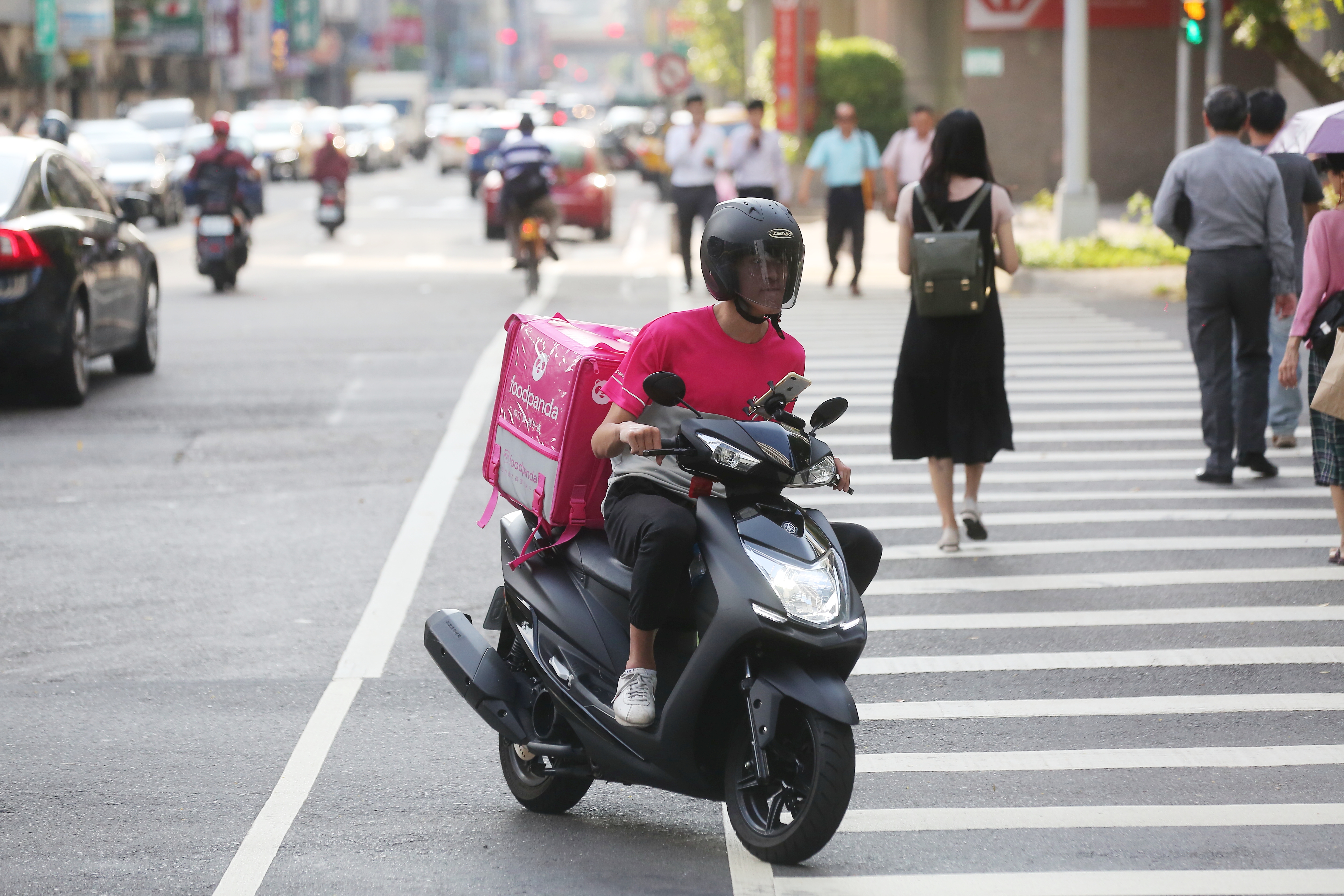 網友透過外送平台點餐，收到餐點時發現裡面有「菜瓜布鐵絲」。示意圖，與本新聞無關。（資料照）