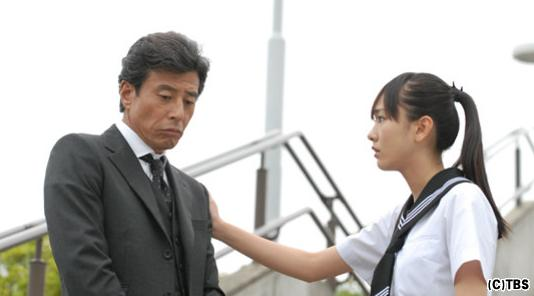 新垣結衣（右）和館廣在《父女變變變》飾演父女，因故靈魂互換只能以對方的身分過活。（翻攝自TBS）