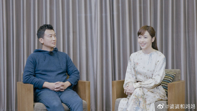 侯佩岑近來帶著老公黃伯俊(左)上中國真人秀節目《婆婆和媽媽》。(翻攝自《婆婆和媽媽》微博)