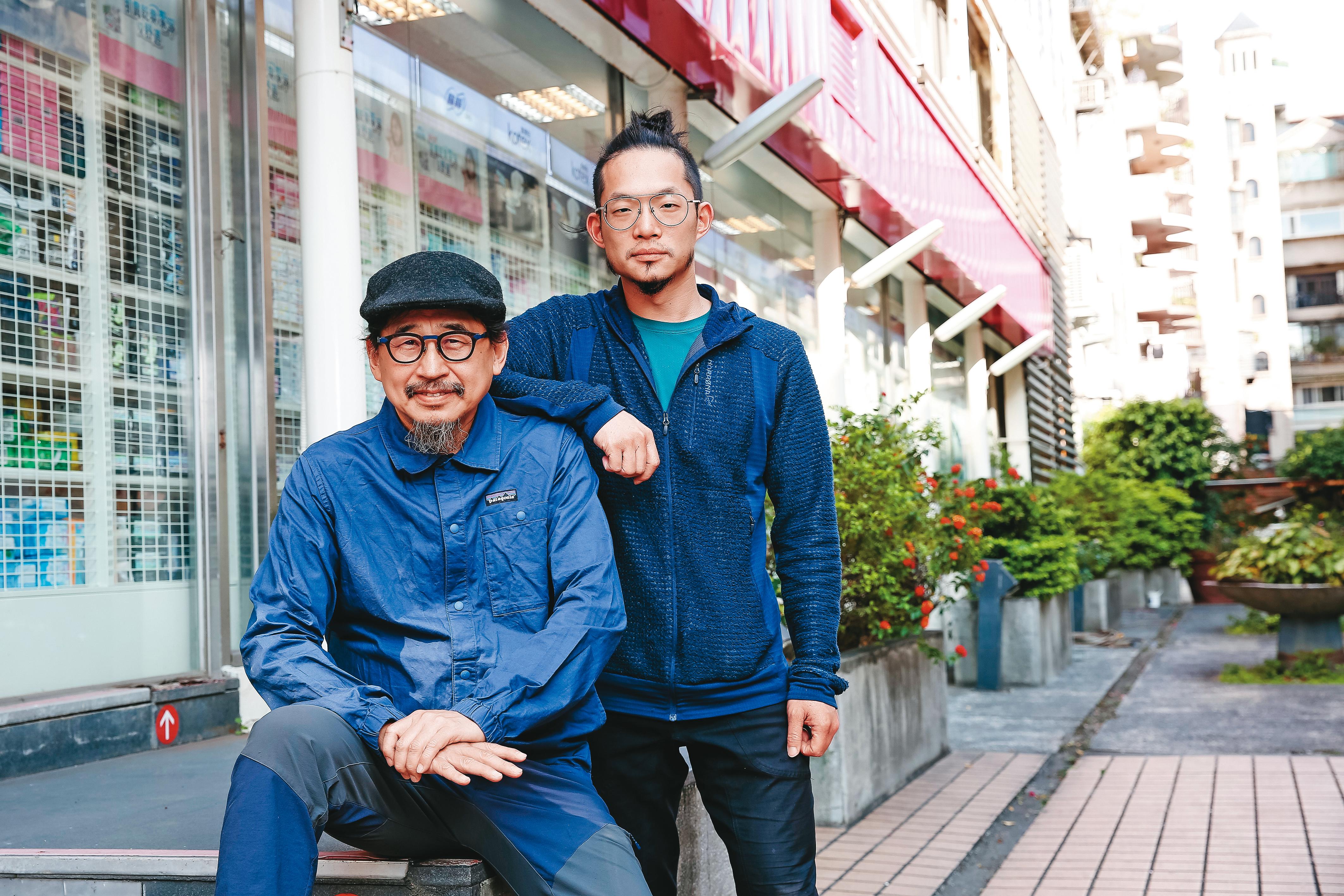 文化社會觀察家詹偉雄(左)找來新銳導演程紀皓(右),費時兩年多製作《群山之島》。