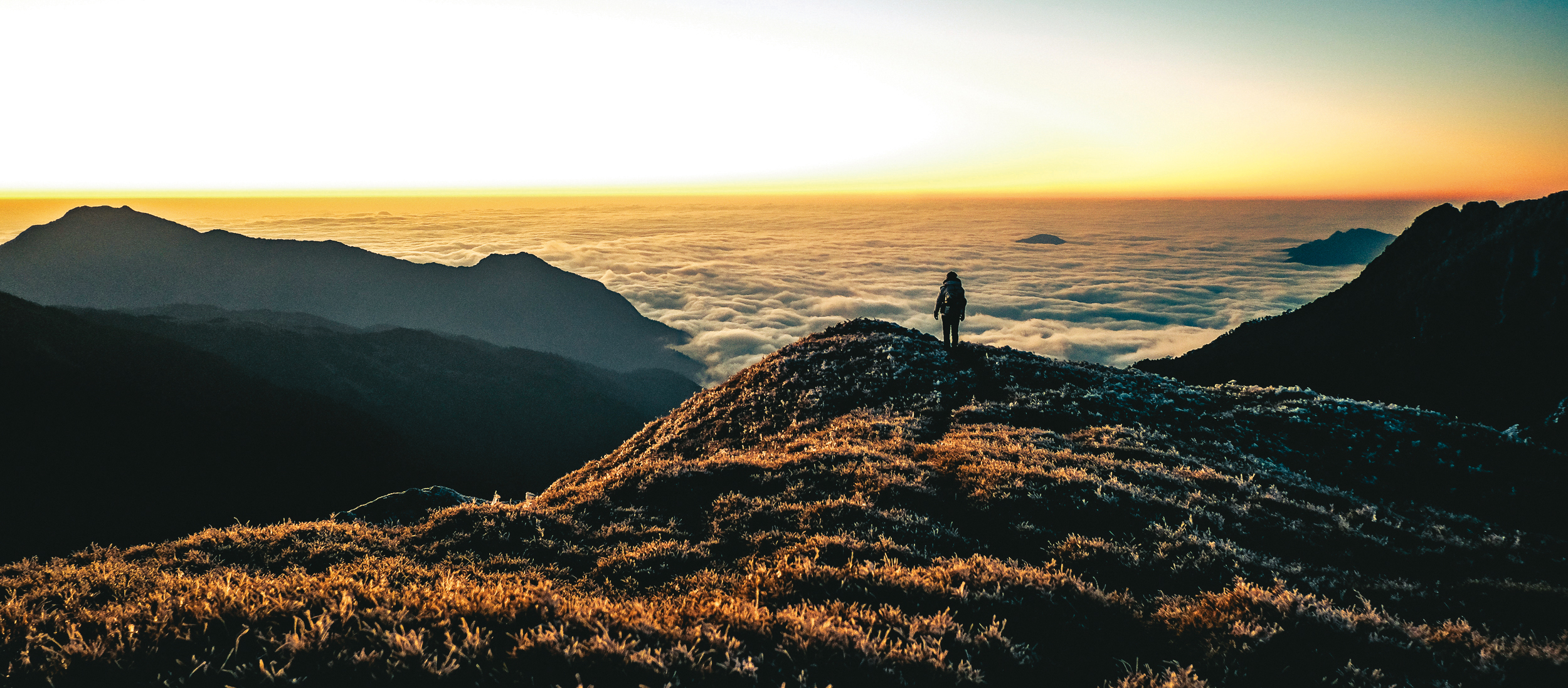 三條魚是台灣第二位登上聖母峰的女性登山家，她帶製作團隊攻頂3次，終於拍到奇萊北峰稜線美景。（公視提供）