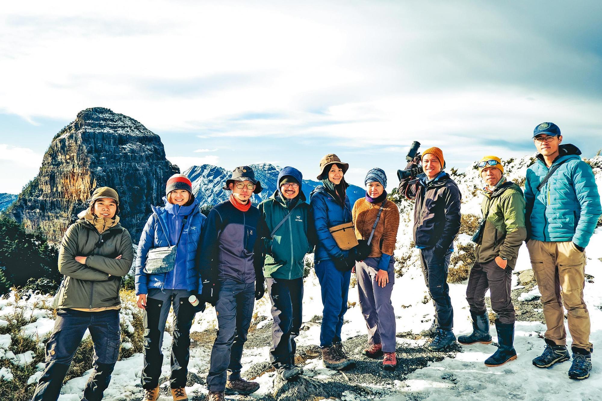《群山之島》除了製作人詹偉雄(左四),其餘隊員平均年齡才34歲。(公視提供)