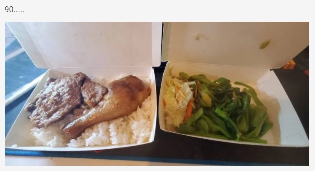 網友的便當雙主菜雞腿+排骨,還有一盒菜只要90元。(翻攝自Dcard)