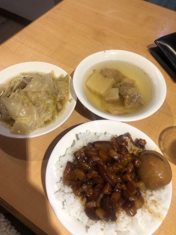 網友公布晚餐的各別價錢「滷肉飯40元、蛋10元、湯50元、滷白菜35元」。(翻攝自Dcard)